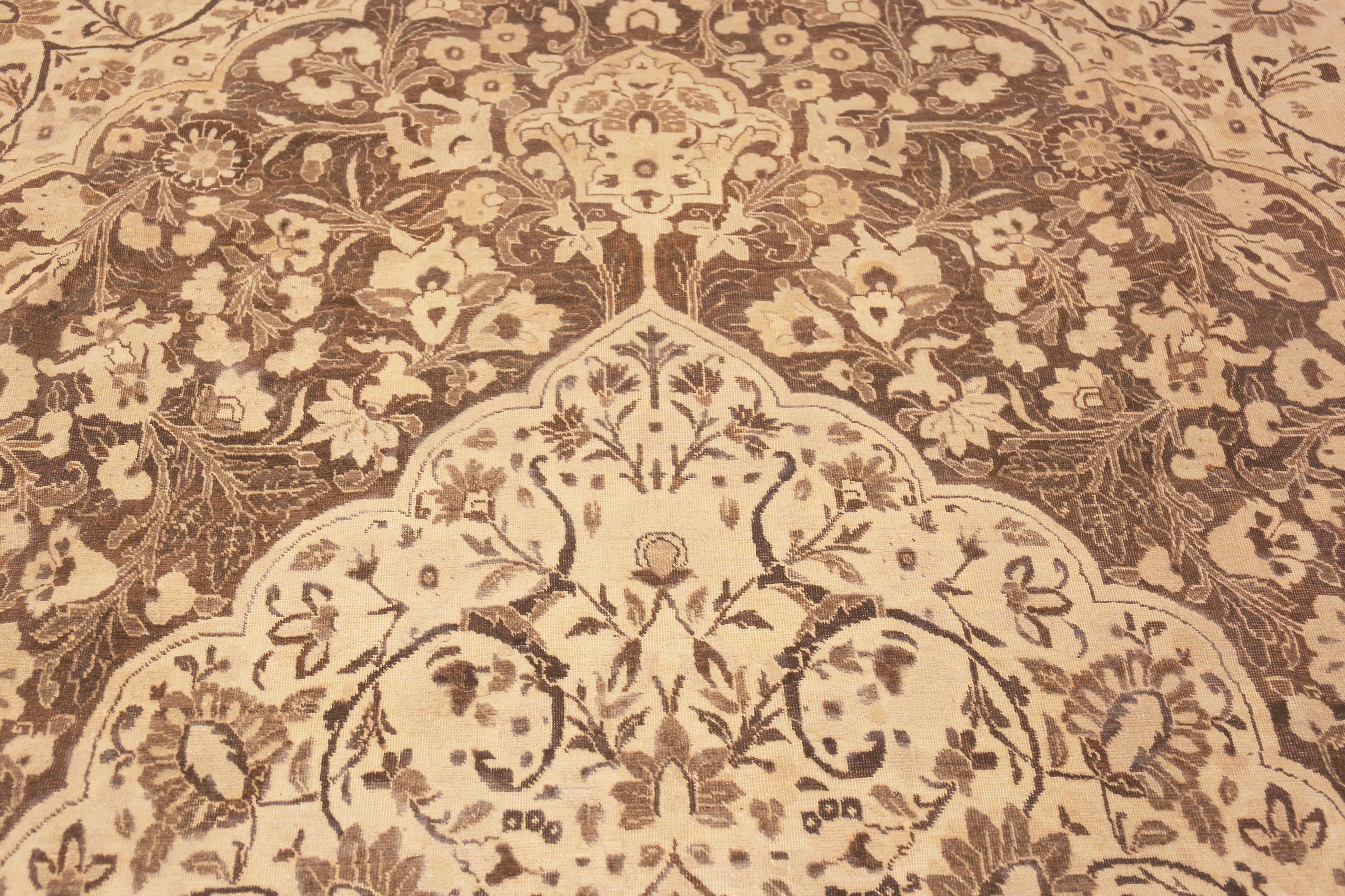 Noué à la main Tapis persan ancien de Tabriz. Taille : 12 ft x 18 ft en vente
