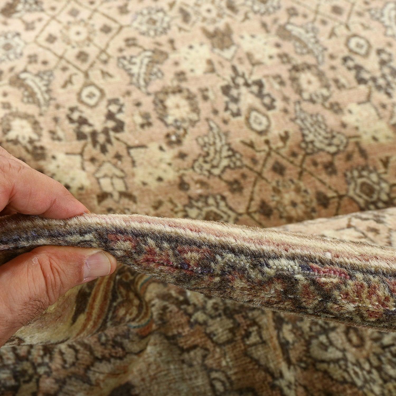 Tappeto Tabriz antico in lana e cotone 13'10 X 10'10

Key Detail:
Pile: Lana
Fondazione: Cotone
Origine: Tabriz
Design: Medaglione centrale
Età approssimativa: 90 anni
Qualità (KPI): 265
Condizioni: Molto buono
Dimensioni: 13'10 x 10'10
Numero di