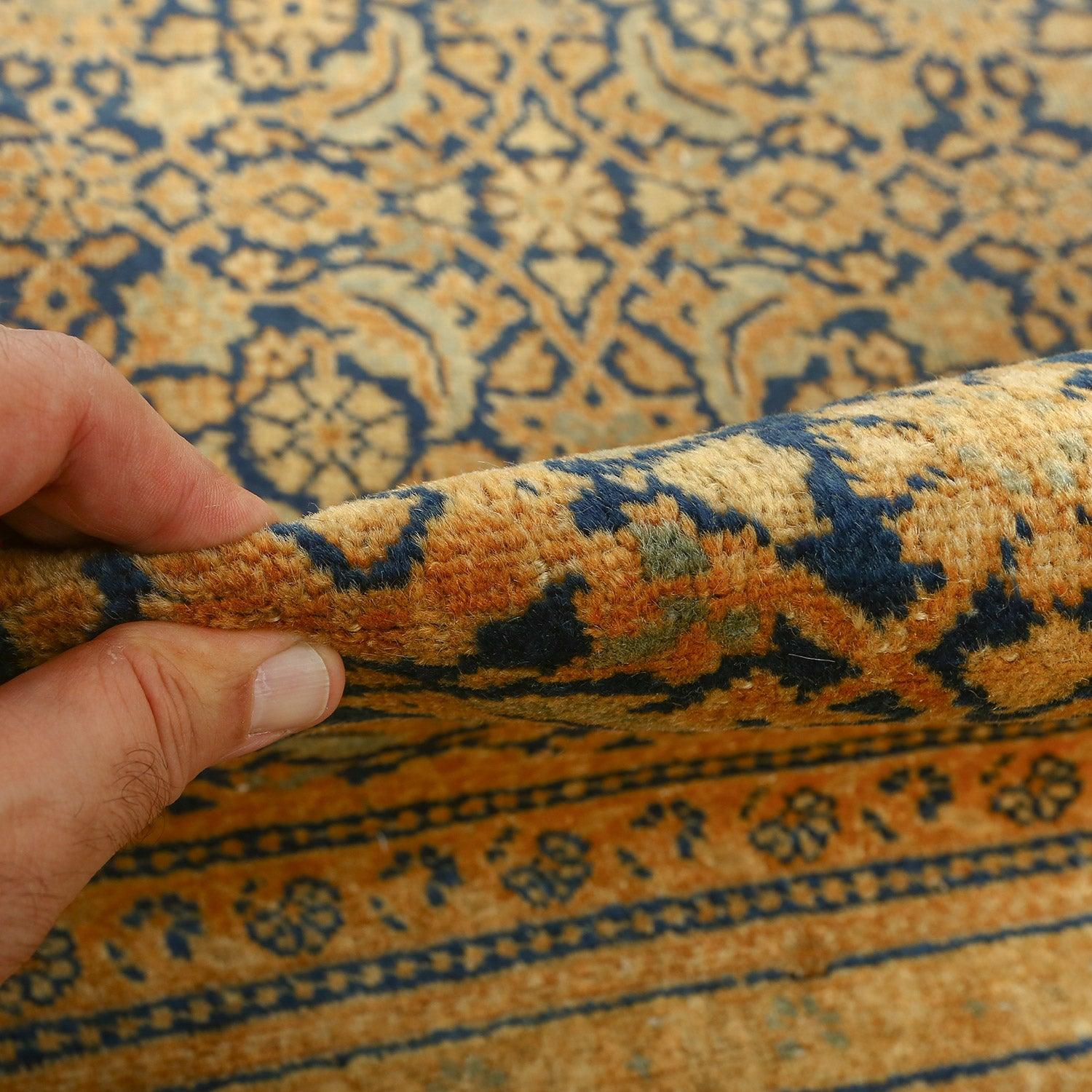 Tapis Tabriz ancien en laine et coton 14'2 X 10'10
 
 Détails clés :
 Pile : Laine
 Fondation : Coton
 Origine : Tabriz
 Design/One
 Âge approximatif : 90 ans
 Qualité (KPI) : 250
 Condit : Bon pour l'âge
 Dimension : 14'2 x 10'10
 Numéro