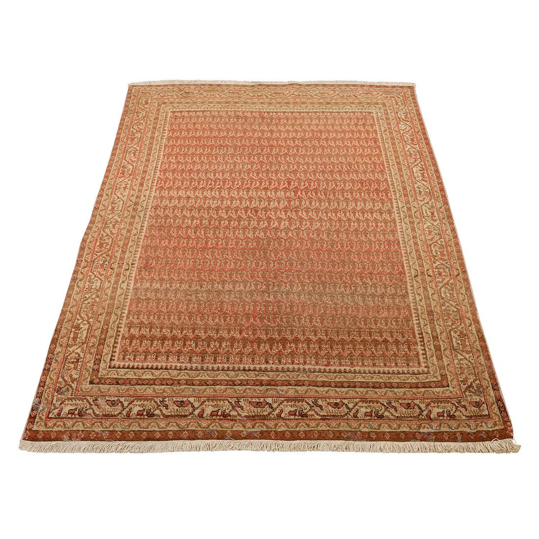 L'histoire des tapis de Tabriz remonte au XVIe siècle, sous la dynastie safavide, lorsque Tabriz devint un centre important de tissage de tapis. L'emplacement stratégique de la villeâ€™ le long de la route de la soie a facilité le commerce et les