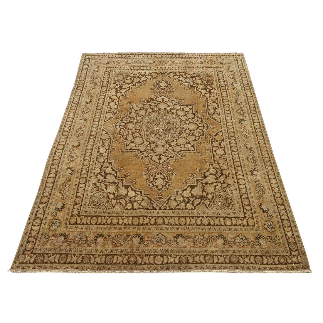 L'histoire des tapis de Tabriz remonte au XVIe siècle, sous la dynastie safavide, lorsque Tabriz devint un centre important de tissage de tapis. L'emplacement stratégique de la villeâ€™ le long de la route de la soie a facilité le commerce et les