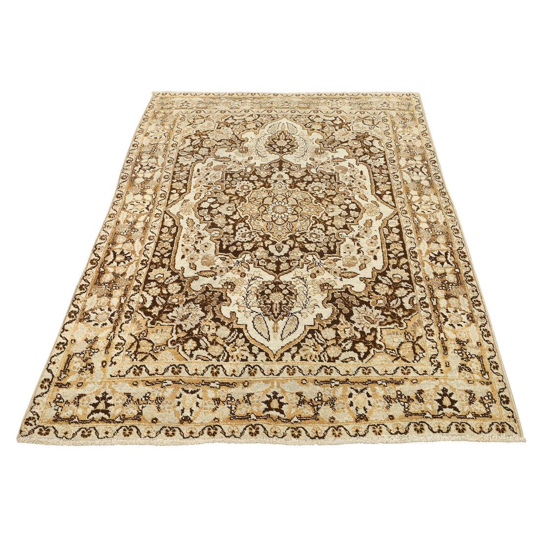 L'histoire des tapis de Tabriz remonte au XVIe siècle, sous la dynastie safavide, lorsque Tabriz devint un centre important de tissage de tapis. L'emplacement stratégique de la villeâ€™ le long de la route de la soie a facilité le commerce et les