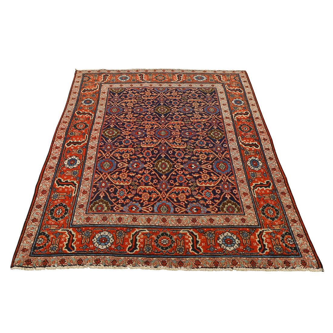 L'histoire des tapis de Tabriz remonte au XVIe siècle, sous la dynastie safavide, lorsque Tabriz devint un centre important de tissage de tapis. L'emplacement stratégique de la villeâ€™ le long de la route de la soie a facilité le commerce et les