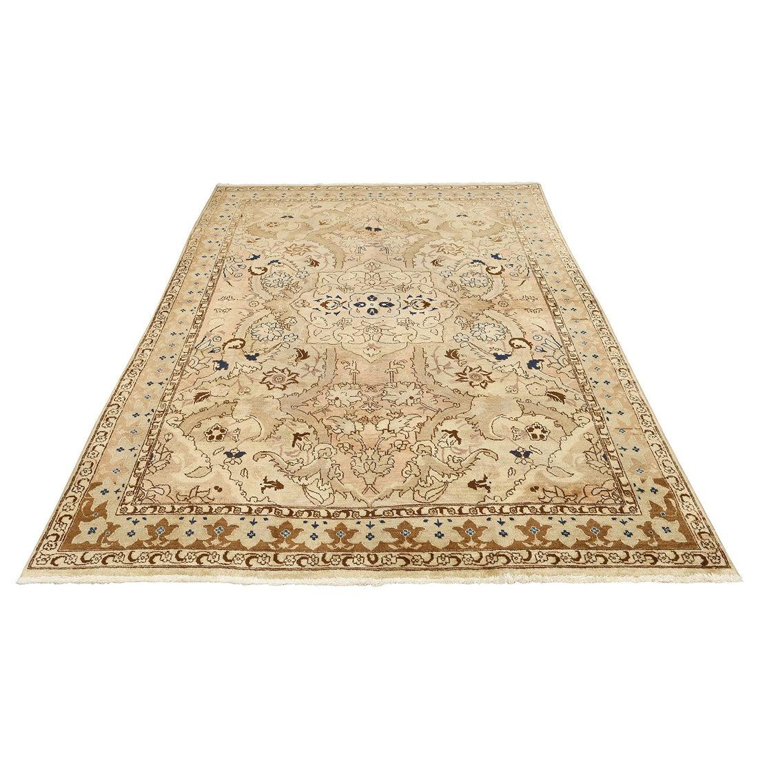 L'histoire des tapis de Tabriz remonte au XVIe siècle, sous la dynastie safavide, lorsque Tabriz devint un centre important de tissage de tapis. L'emplacement stratégique de la villeâ€™ le long de la route de la soie a facilité le commerce et les