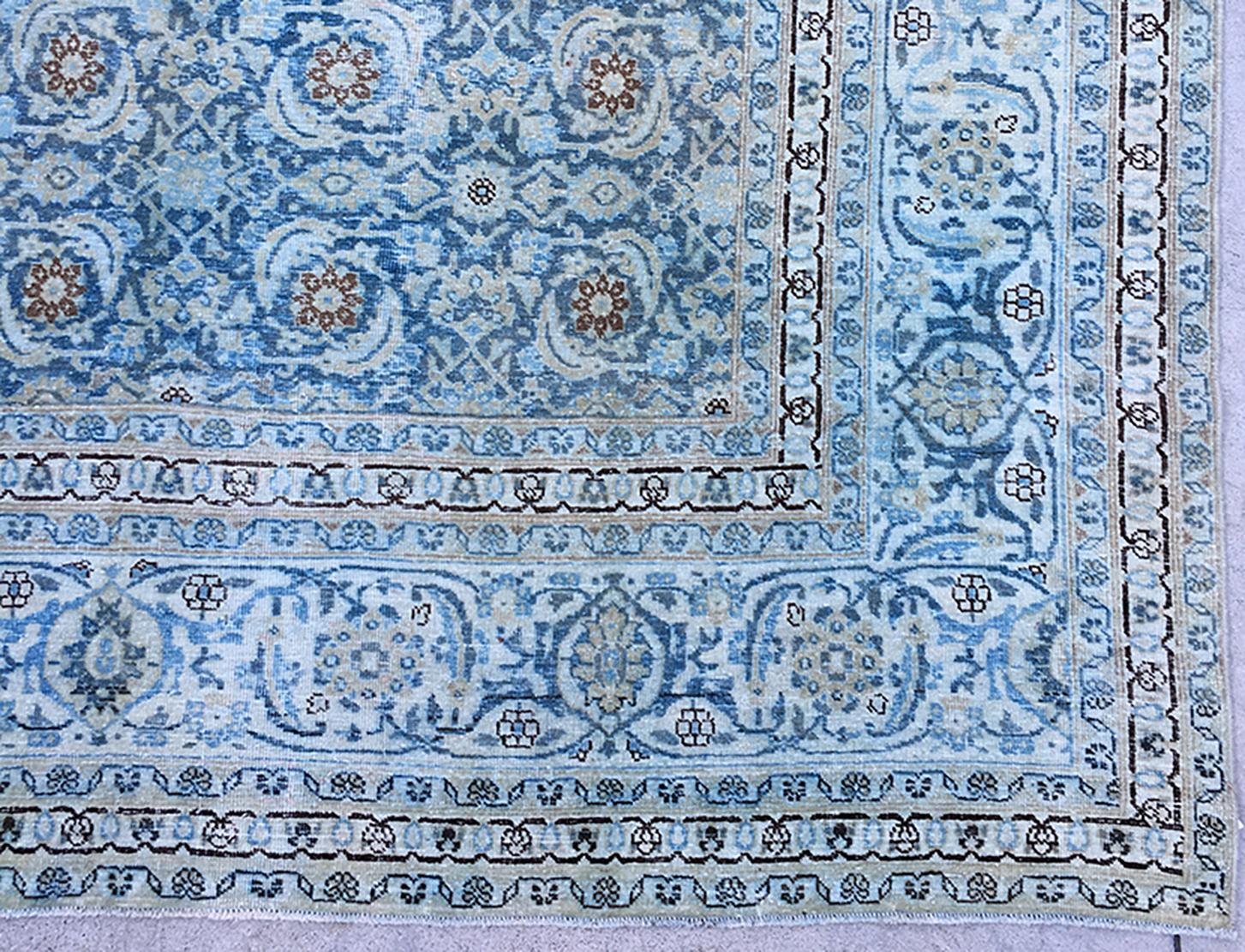 XX secolo Antico tappeto persiano Tabriz con motivo complessivo blu cielo avorio marrone beige in vendita