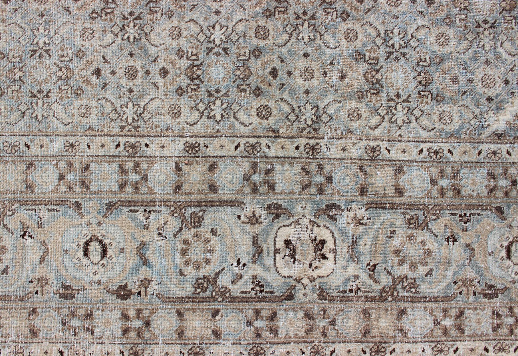 Tapis persan ancien de Tabriz avec un motif géométrique de diamants en vente 5