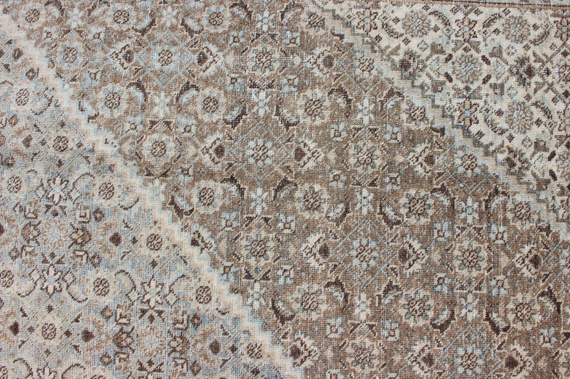 Tapis persan ancien de Tabriz avec un motif géométrique de diamants en vente 6