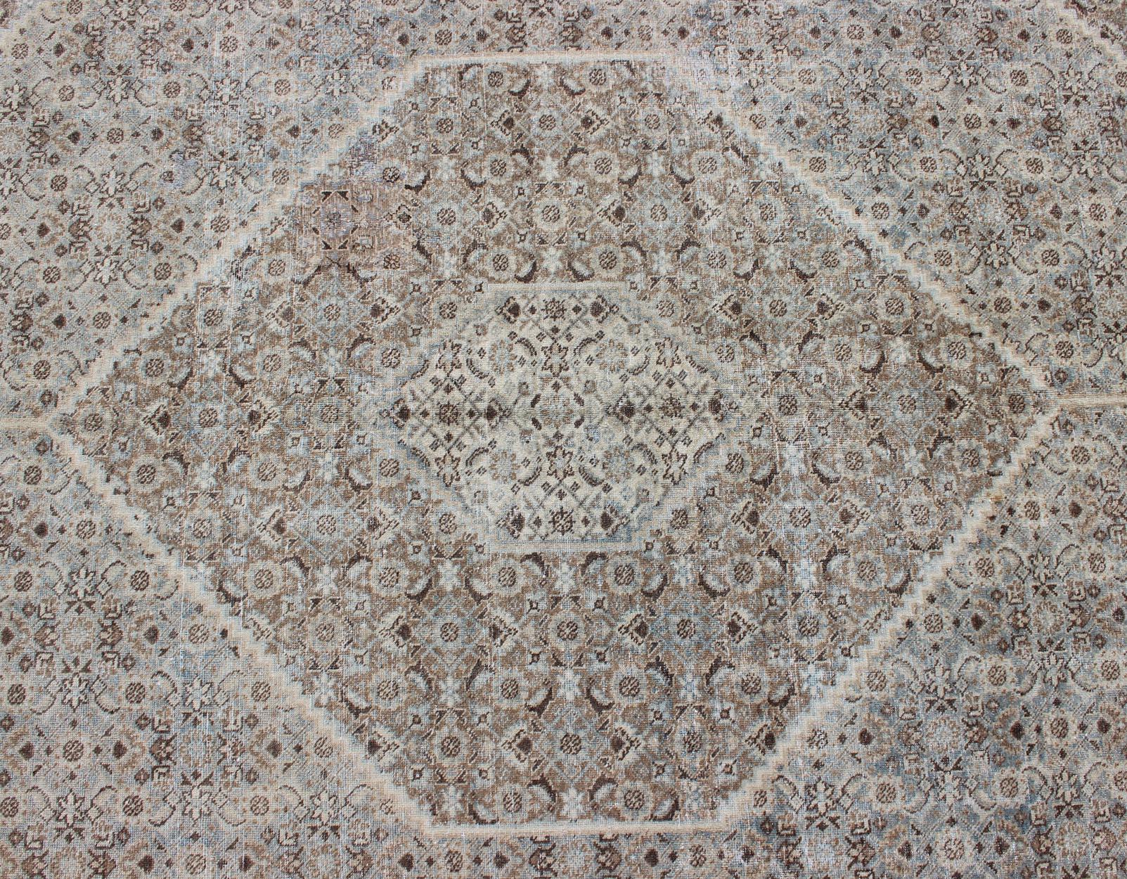 Tapis persan ancien de Tabriz avec un motif géométrique de diamants en vente 8