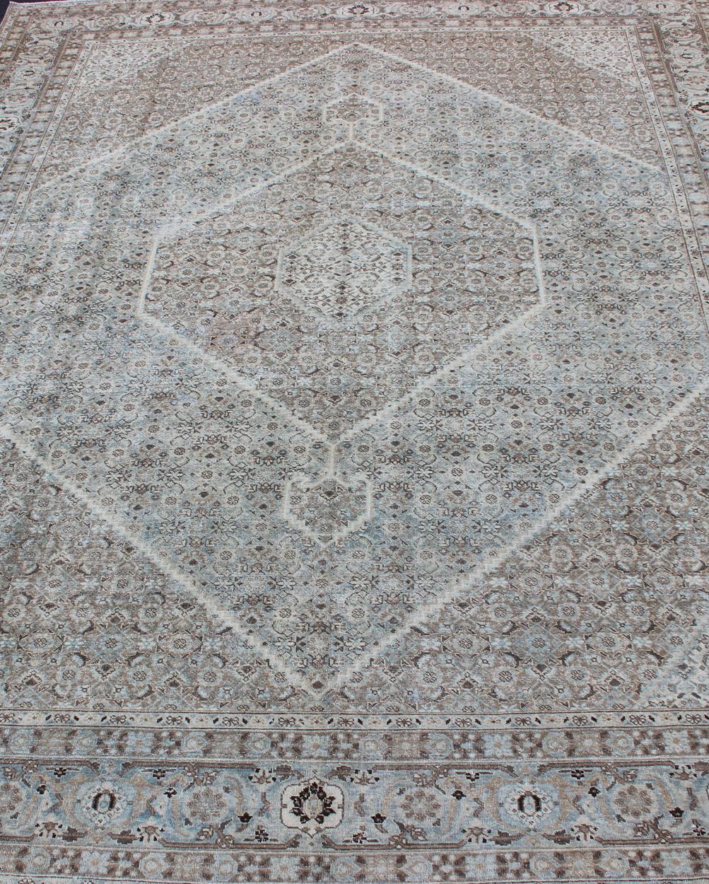 Laine Tapis persan ancien de Tabriz avec un motif géométrique de diamants en vente