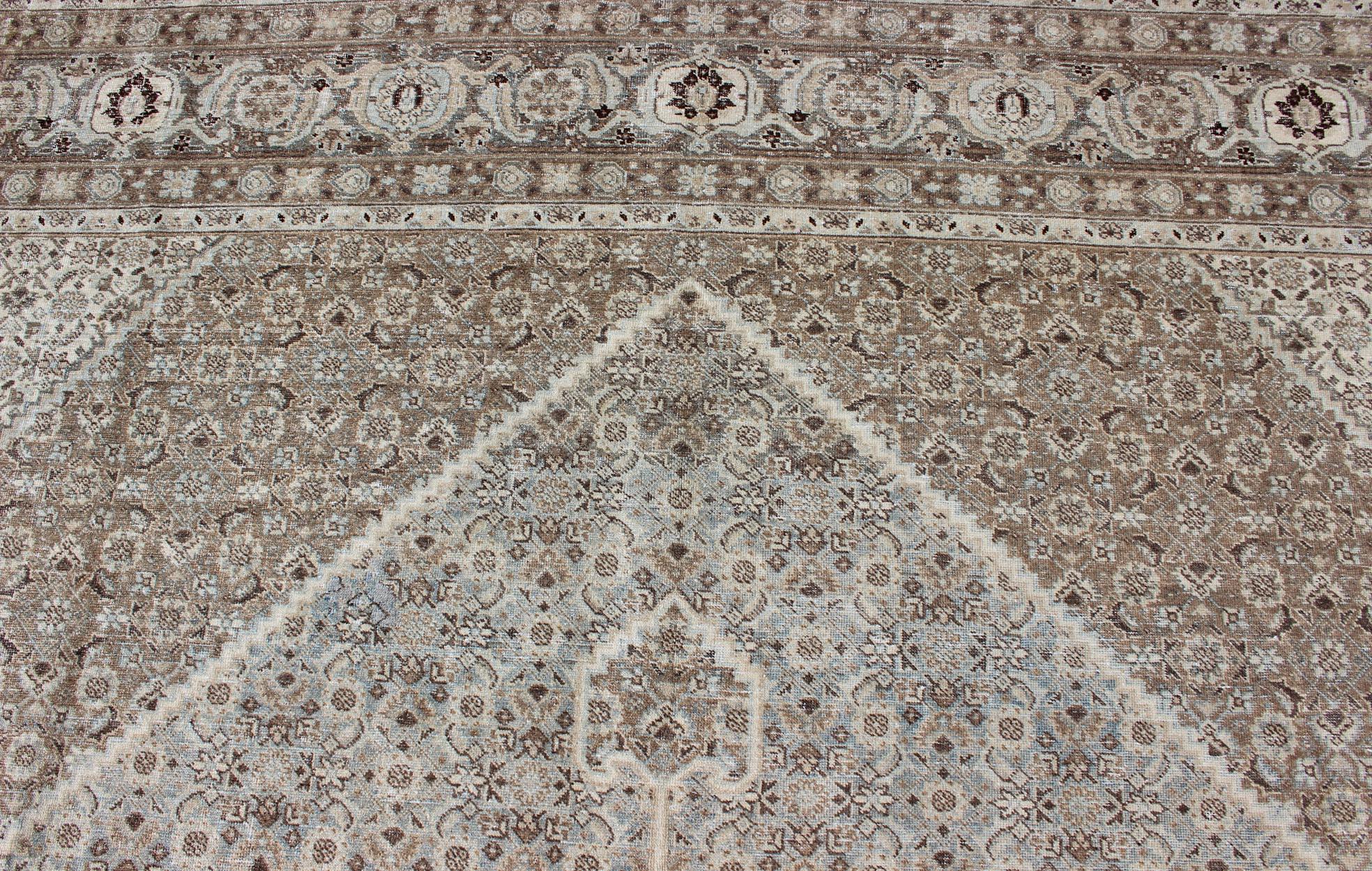 Tapis persan ancien de Tabriz avec un motif géométrique de diamants en vente 2