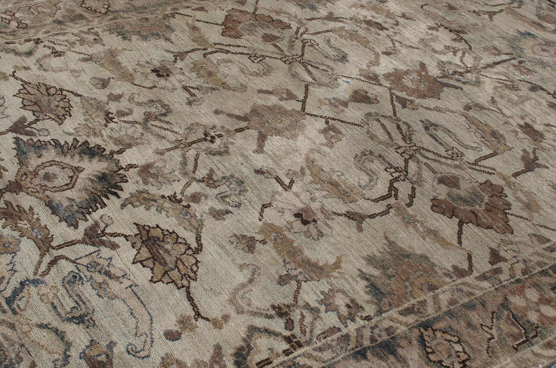 Ce tapis ancien de Tabriz a été obtenu par N A S I R I grâce à des recherches et des voyages approfondis. Située dans le nord-ouest de l'Iran, la ville de Tabriz a été la première capitale de la dynastie safavide. Elle a été le centre de production