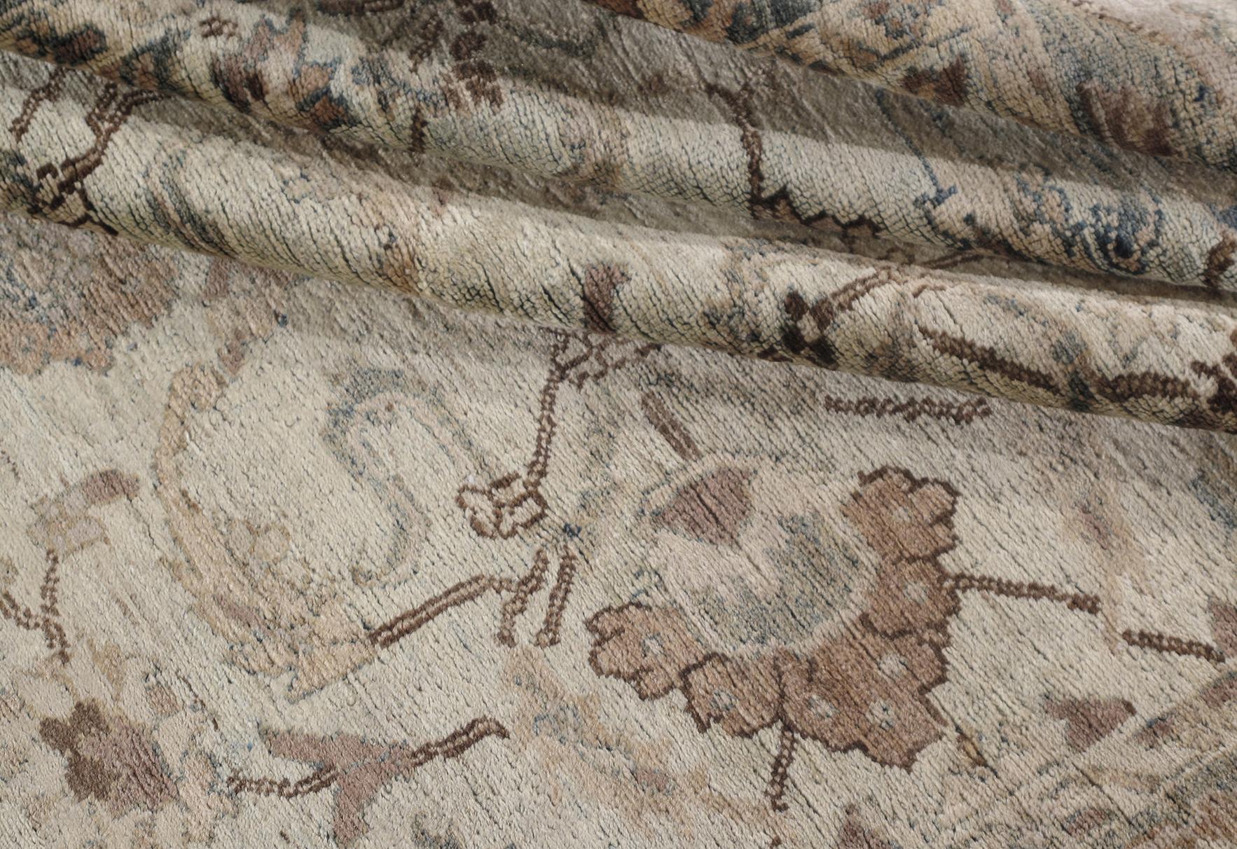Perse Tapis persan ancien de Tabriz avec un champ gris et un motif marron en vente