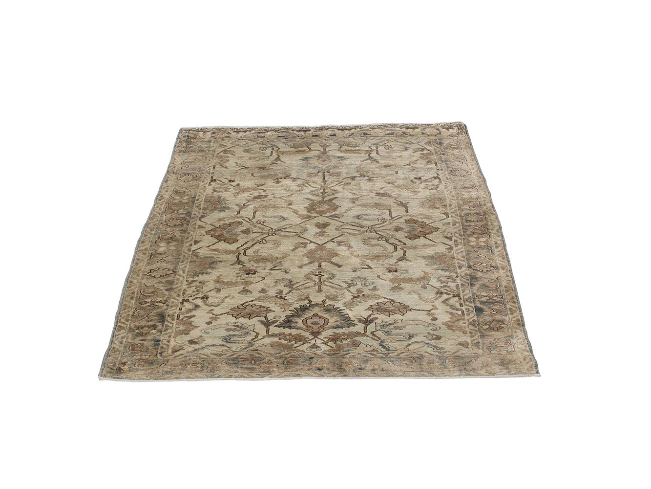 Noué à la main Tapis persan ancien de Tabriz avec un champ gris et un motif marron en vente