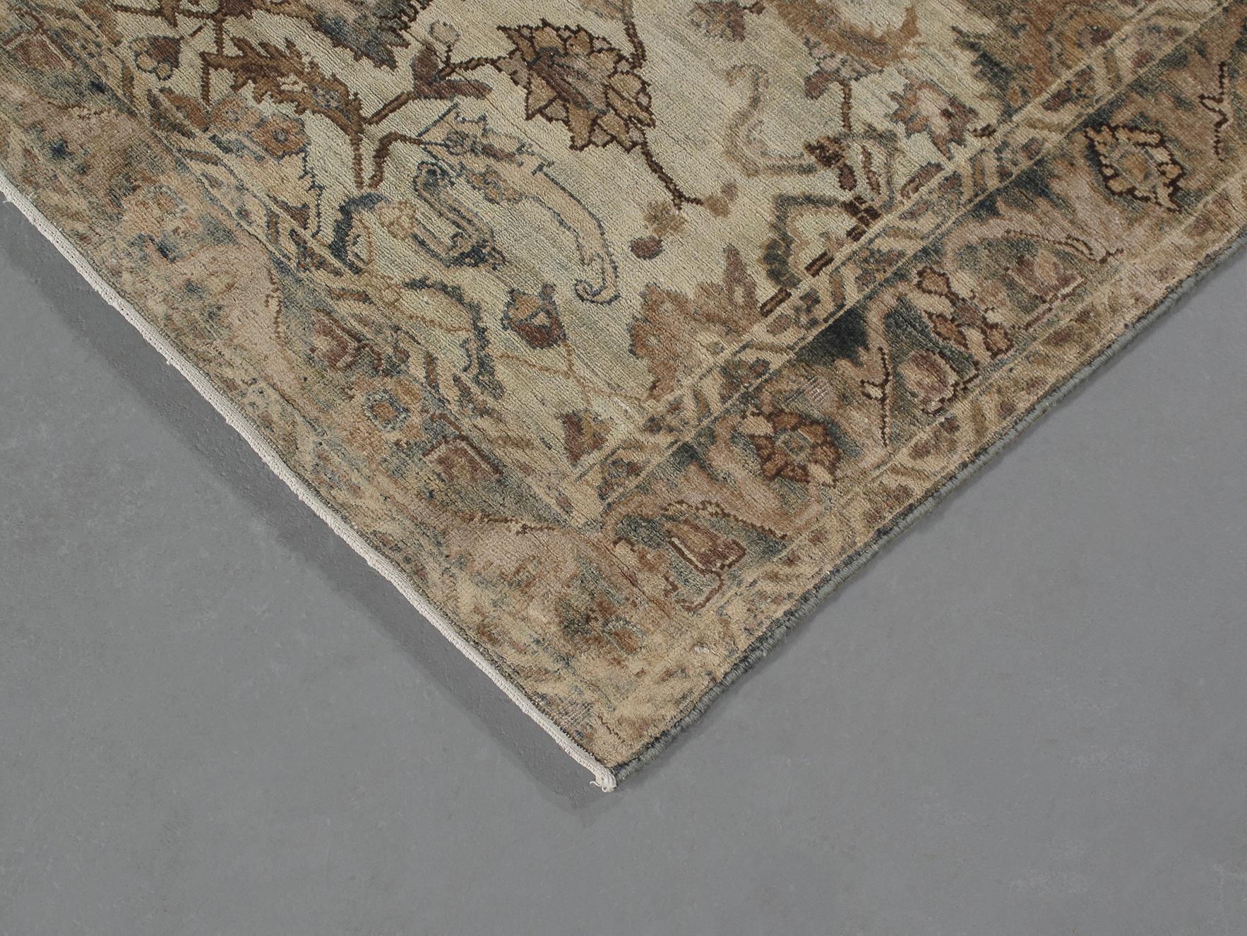 Tapis persan ancien de Tabriz avec un champ gris et un motif marron Bon état - En vente à New York, NY