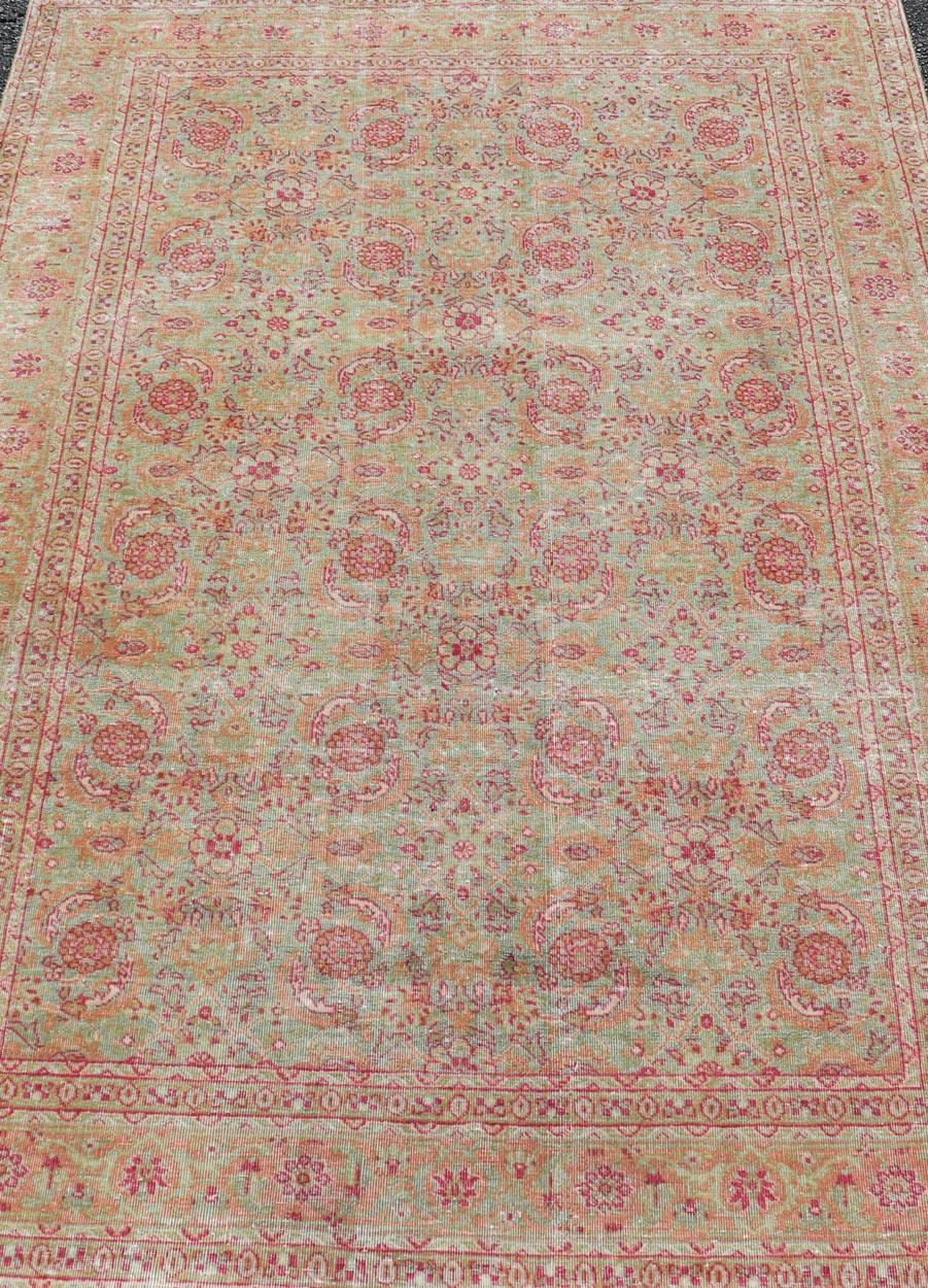 Antico tappeto persiano Tabriz con design/One in verde chiaro, rosa e rosso in vendita 3