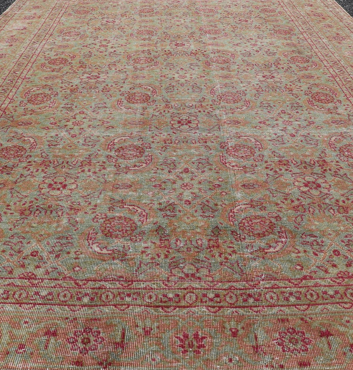Antico tappeto persiano Tabriz con design/One in verde chiaro, rosa e rosso in vendita 4