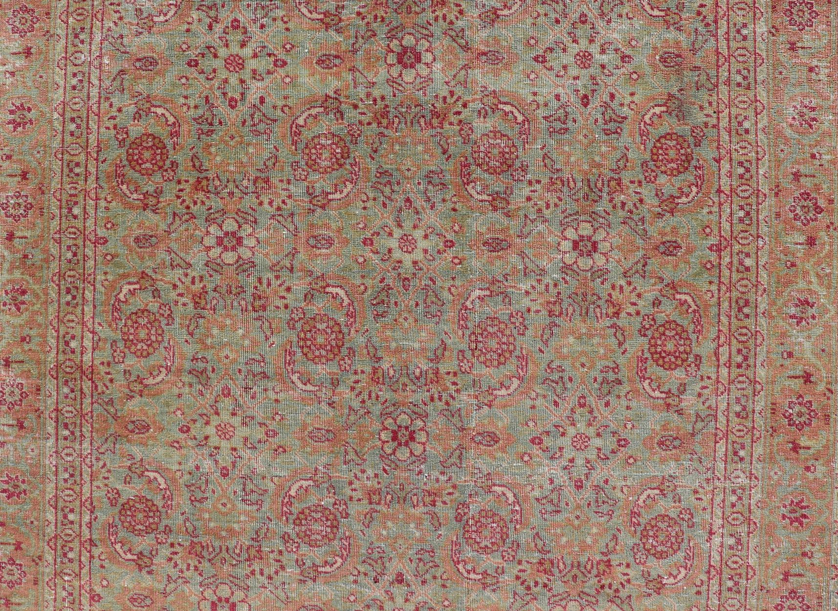 Antico tappeto persiano Tabriz con design/One in verde chiaro, rosa e rosso. Keivan Woven Arts / Tappeto EMB-22142, tipo / paese d'origine: Iran / Tabriz, circa 1920.
Misure: 4'7 x 6'7 
Questo antico tappeto persiano Tabriz (circa all'inizio del XX