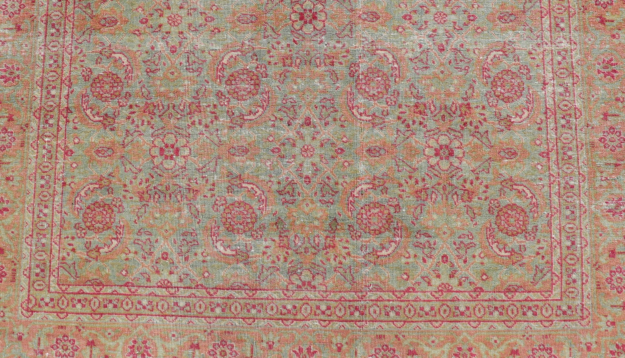 Annodato a mano Antico tappeto persiano Tabriz con design/One in verde chiaro, rosa e rosso in vendita