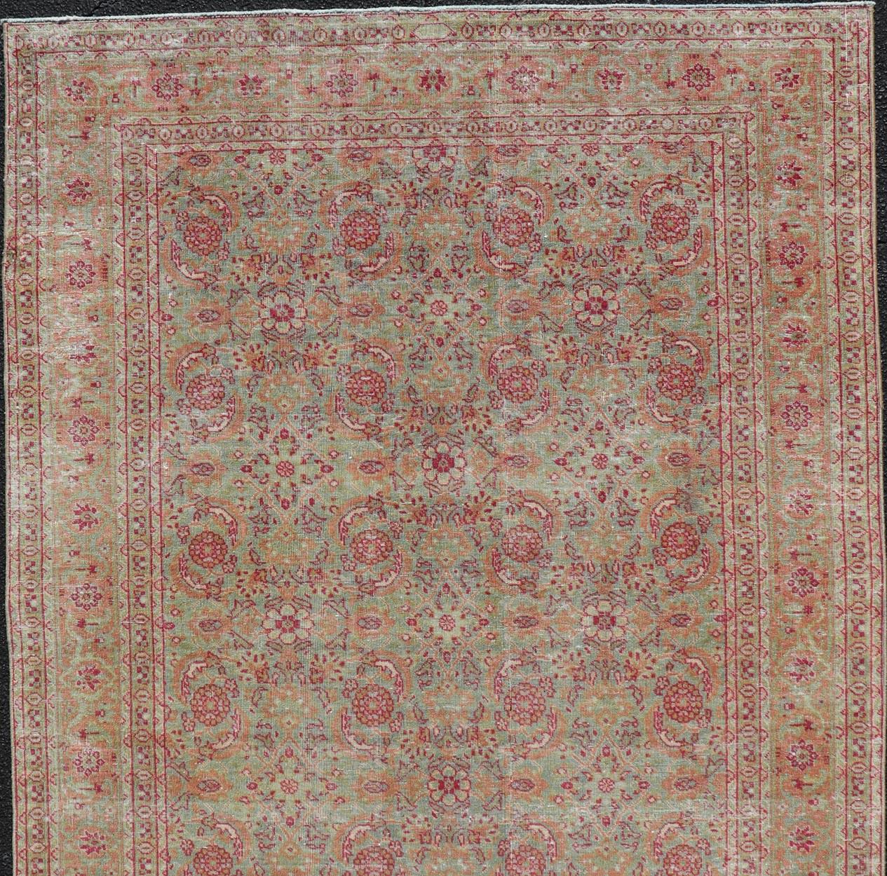 Antico tappeto persiano Tabriz con design/One in verde chiaro, rosa e rosso In condizioni buone in vendita a Atlanta, GA