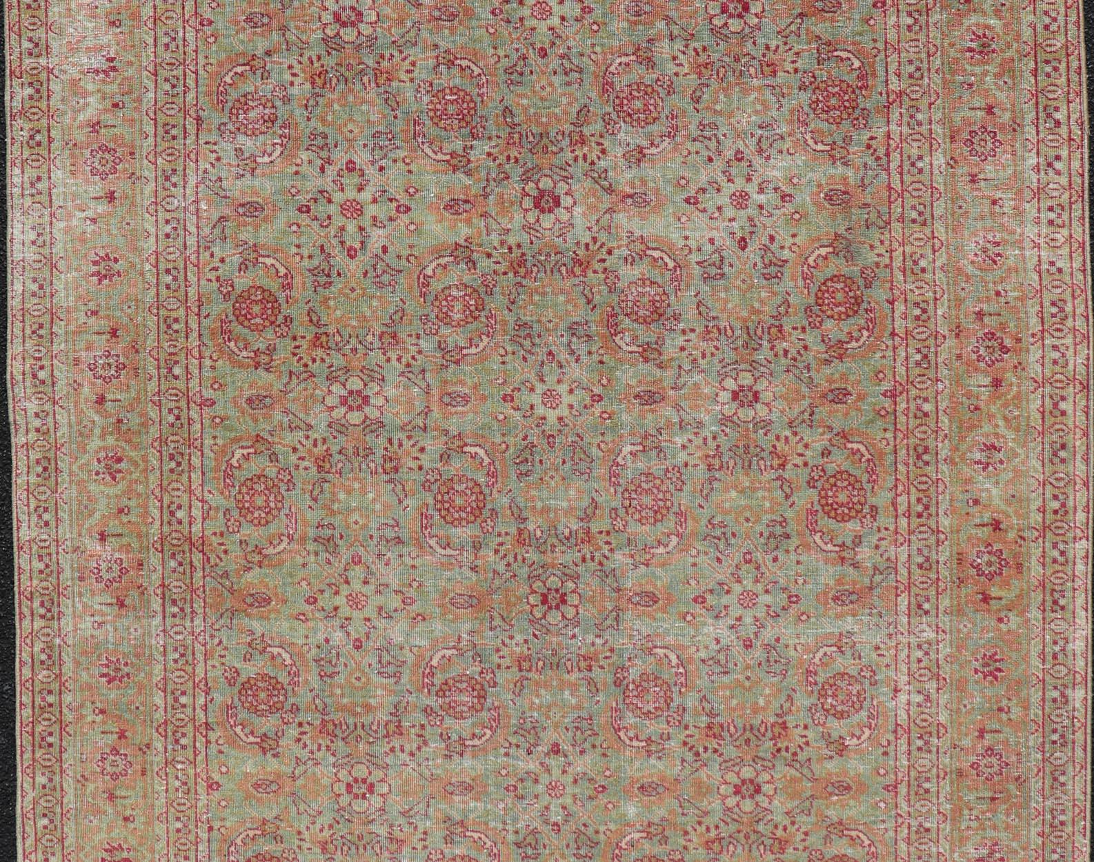 XX secolo Antico tappeto persiano Tabriz con design/One in verde chiaro, rosa e rosso in vendita