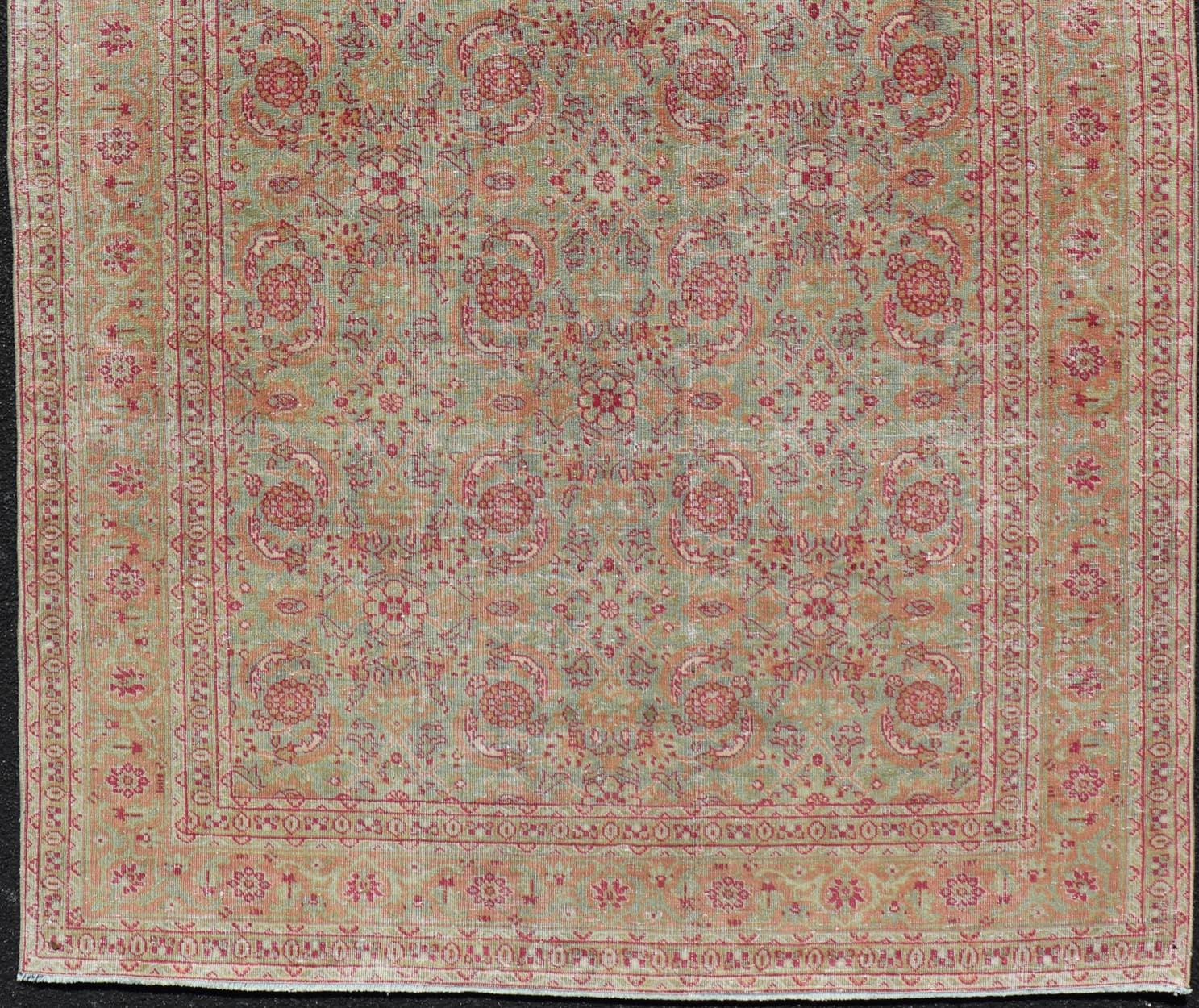 Lana Antico tappeto persiano Tabriz con design/One in verde chiaro, rosa e rosso in vendita