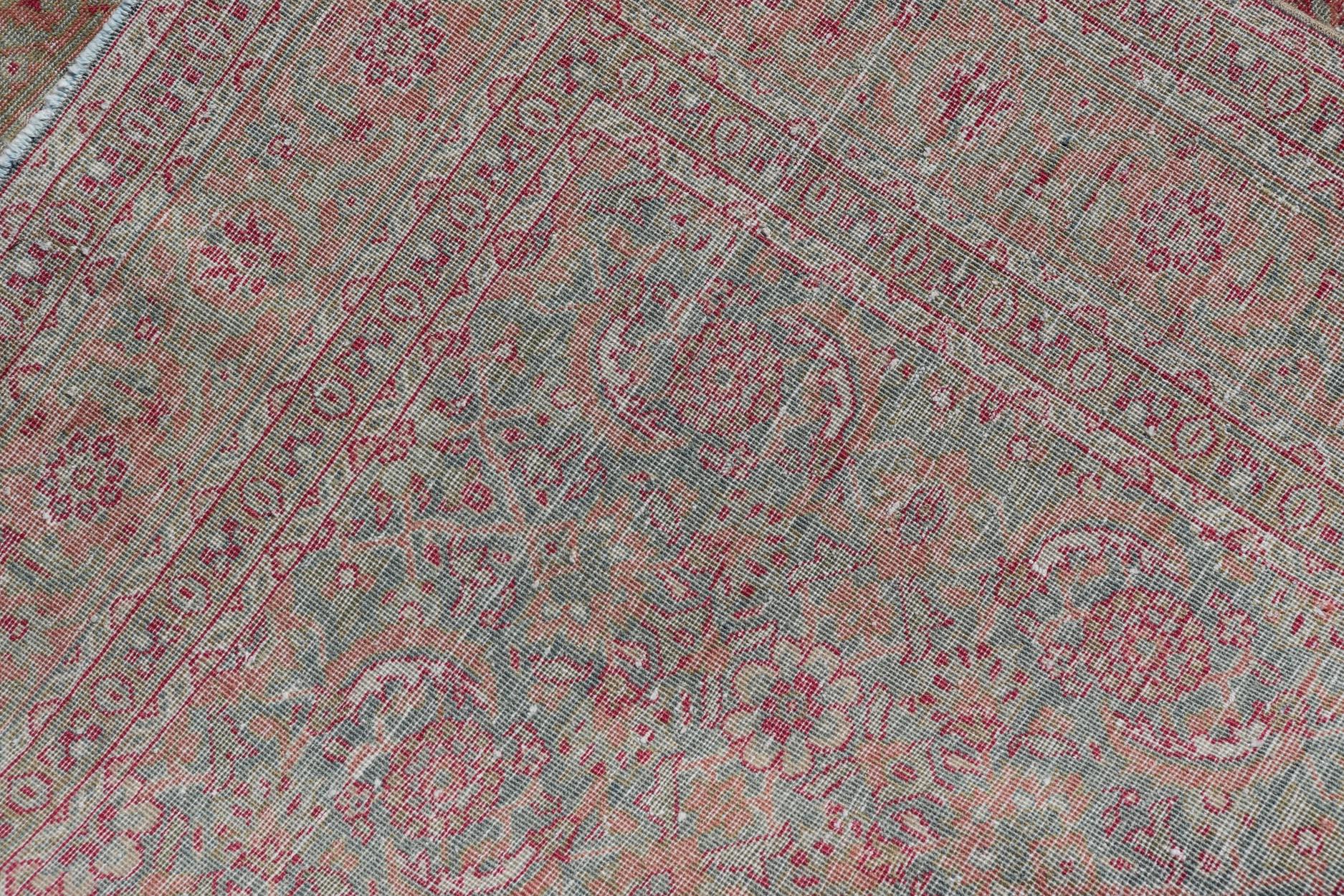 Antico tappeto persiano Tabriz con design/One in verde chiaro, rosa e rosso in vendita 1