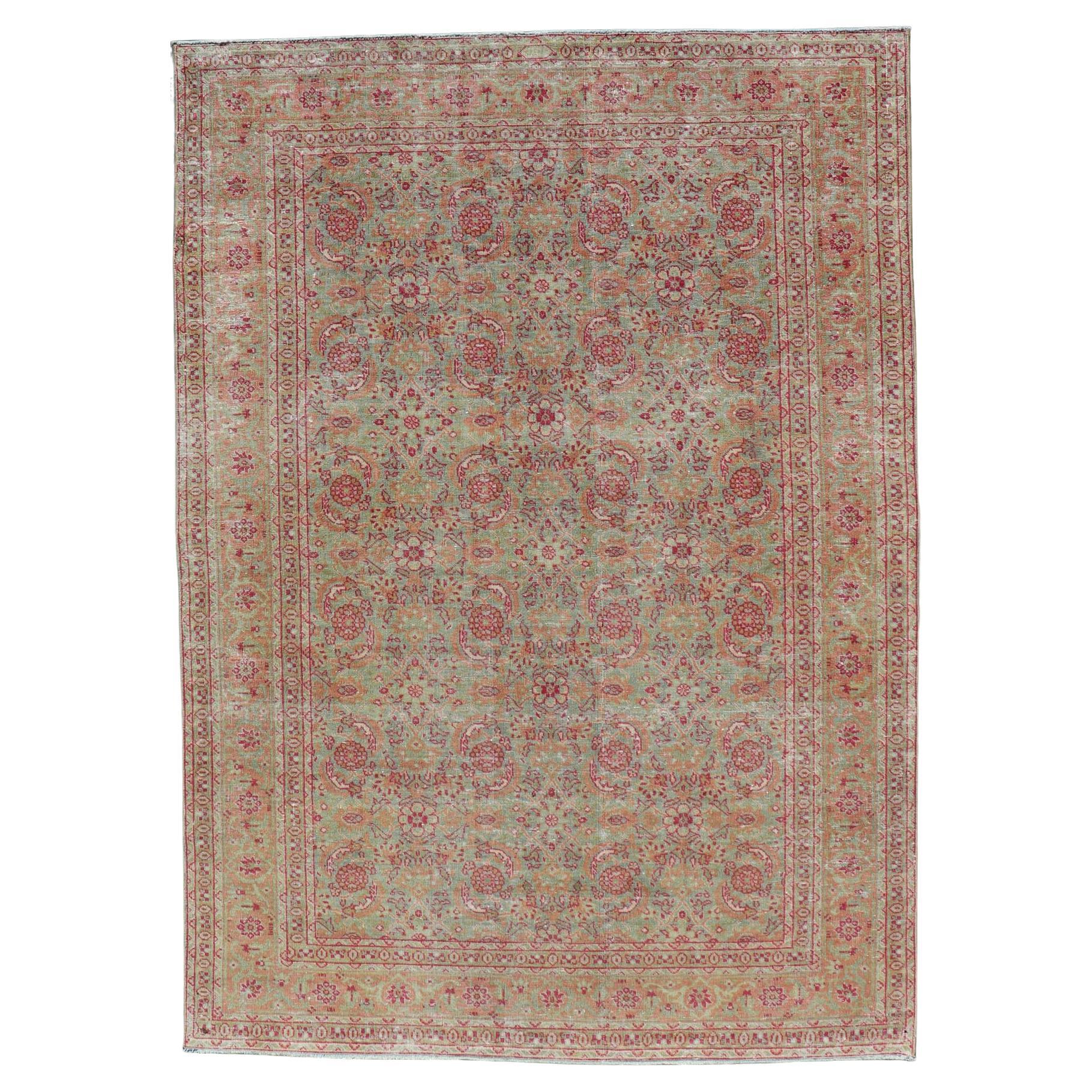 Antico tappeto persiano Tabriz con design/One in verde chiaro, rosa e rosso in vendita