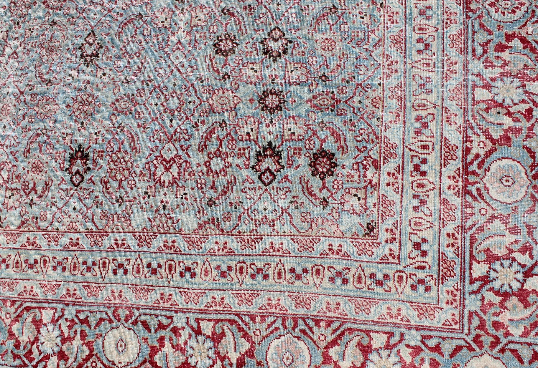 Tapis persan ancien de Tabriz avec motif géométrique sur toute sa surface en bleu clair et rouge en vente 3