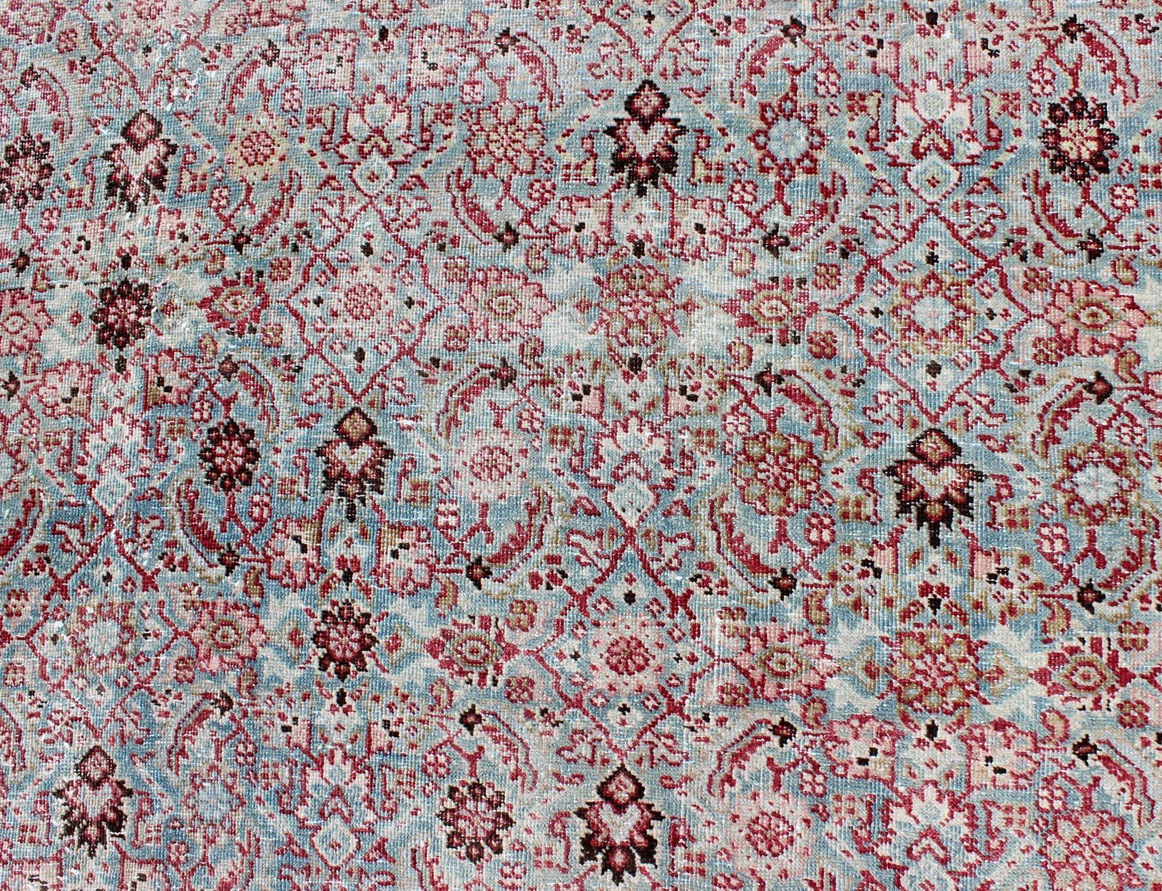 Tapis persan ancien de Tabriz avec motif géométrique sur toute sa surface en bleu clair et rouge en vente 4