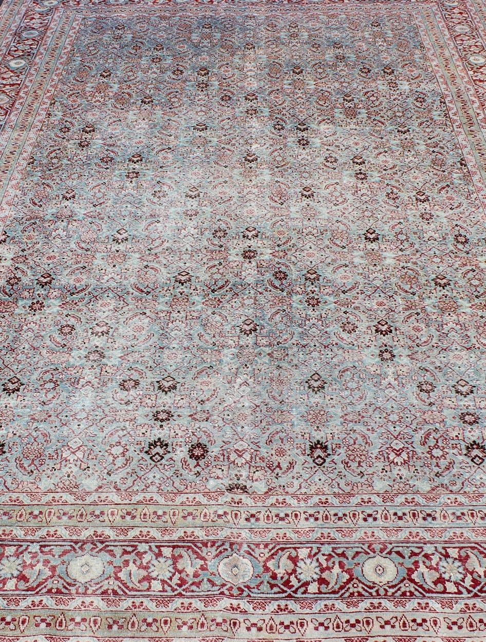 Tapis persan ancien de Tabriz avec motif géométrique sur toute sa surface en bleu clair et rouge en vente 6