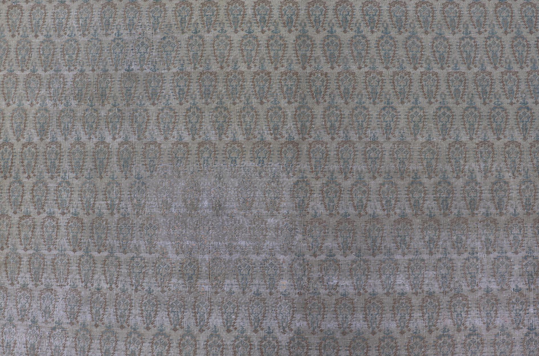 Tapis persan ancien de Tabriz avec de petits motifs tribaux dans des tons sourds en vente 3
