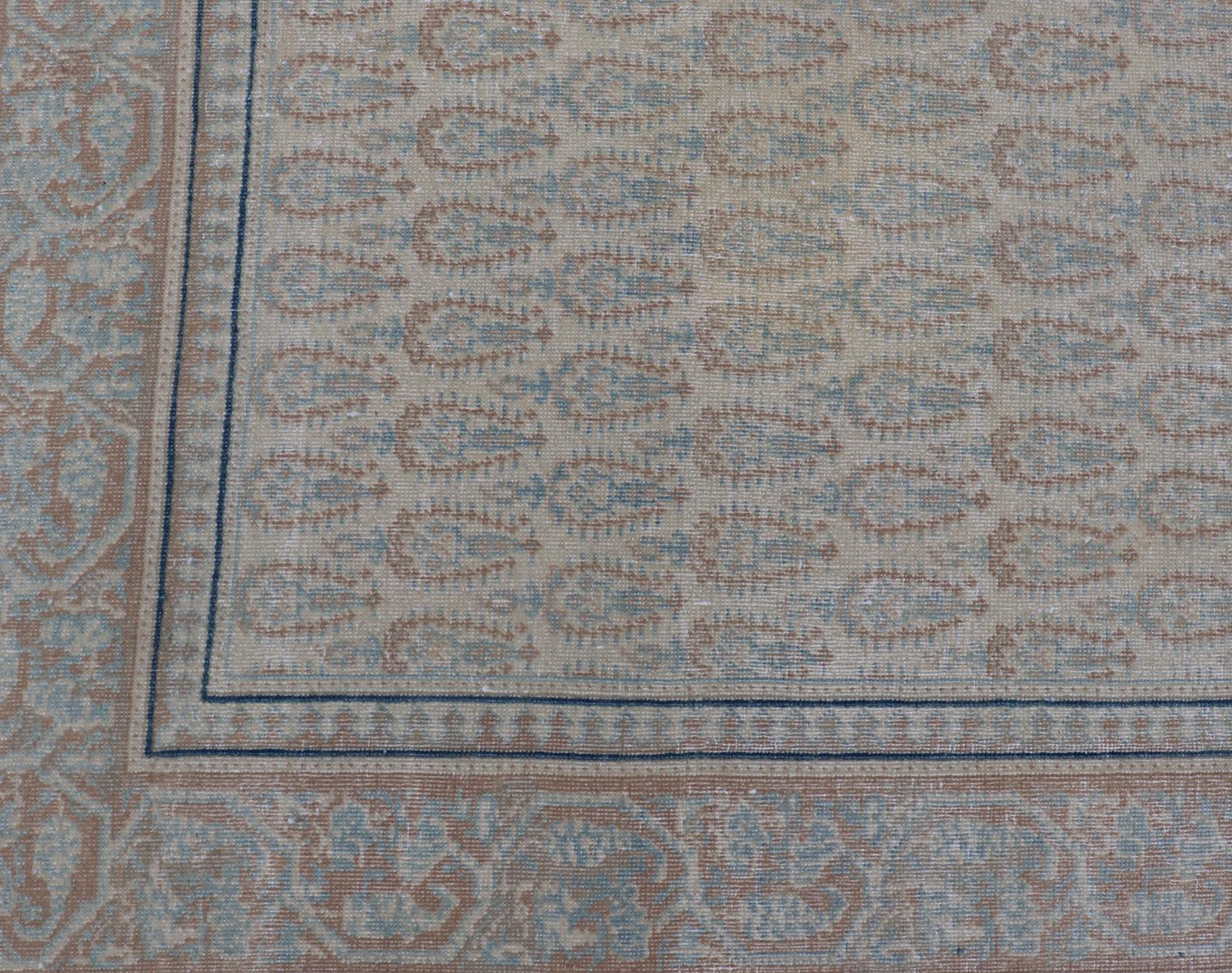 Tapis persan ancien de Tabriz avec de petits motifs tribaux dans des tons sourds en vente 4