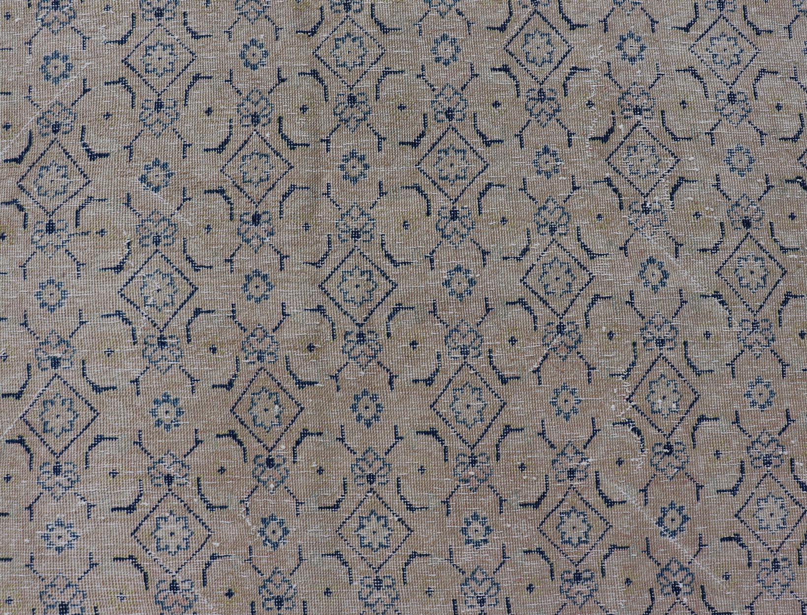 Tapis persan ancien de Tabriz avec de petits motifs tribaux dans des tons sourds en vente 4