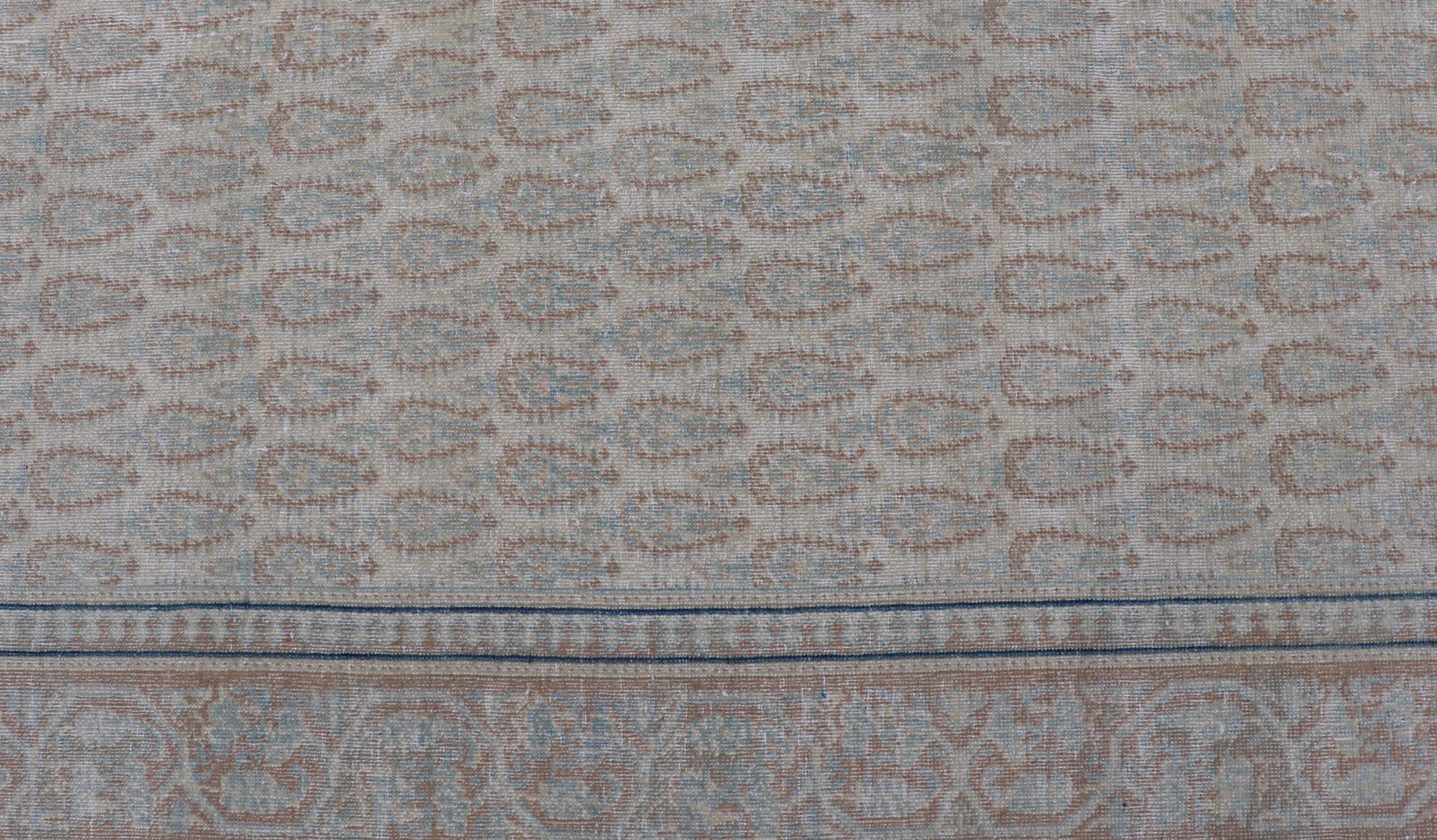 Tapis persan ancien de Tabriz avec de petits motifs tribaux dans des tons sourds en vente 5