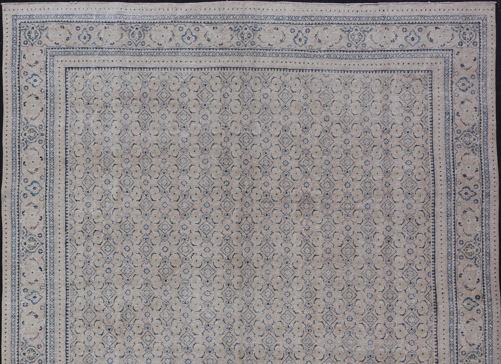Tapis persan ancien de Tabriz avec de petits motifs tribaux dans des tons sourds en vente 5