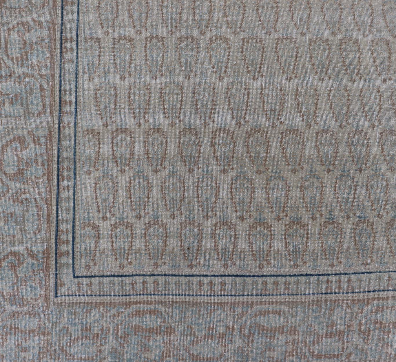 Tapis persan ancien de Tabriz avec de petits motifs tribaux dans des tons sourds en vente 6