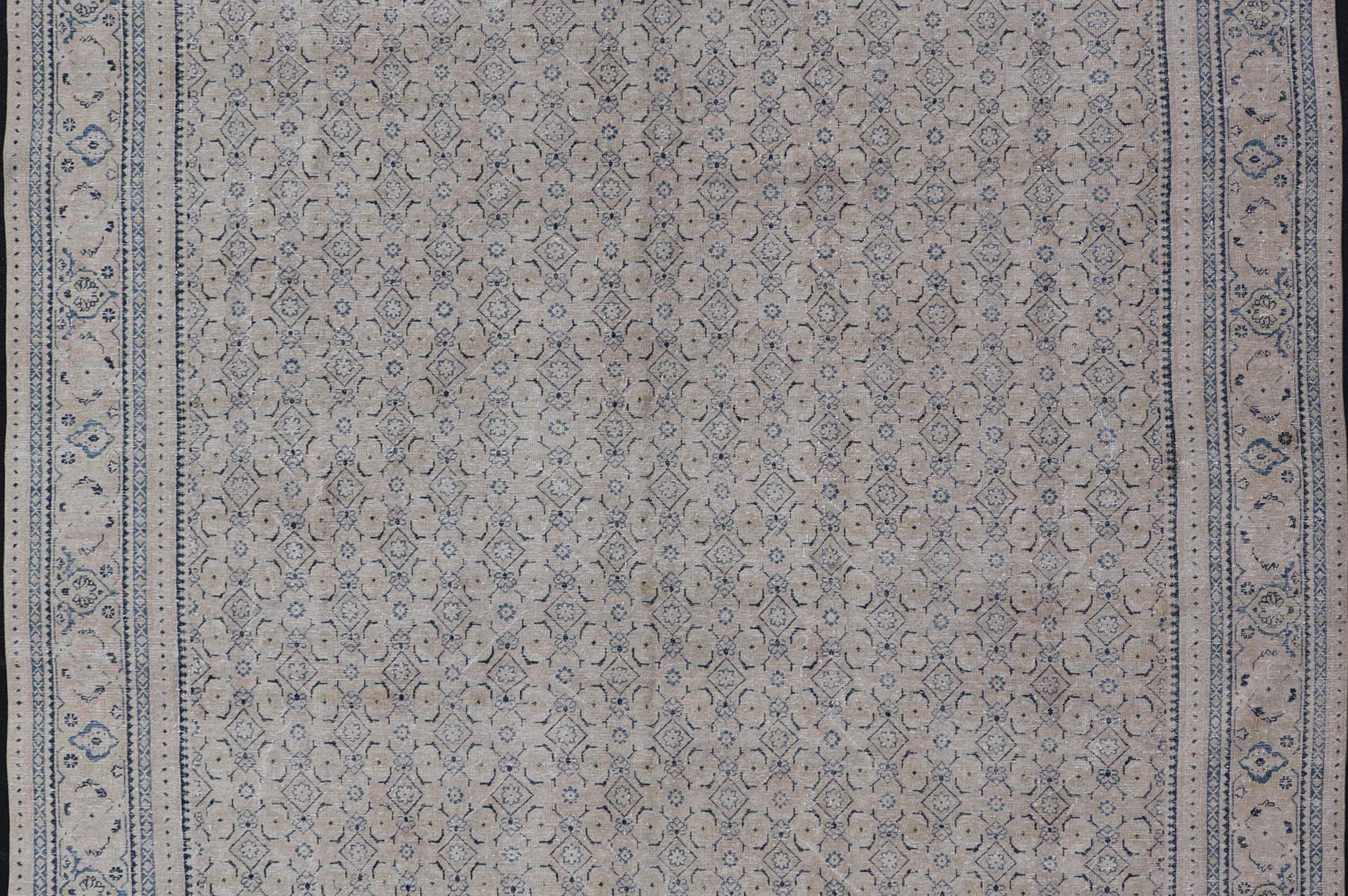 Tapis persan ancien de Tabriz avec de petits motifs tribaux dans des tons sourds en vente 6