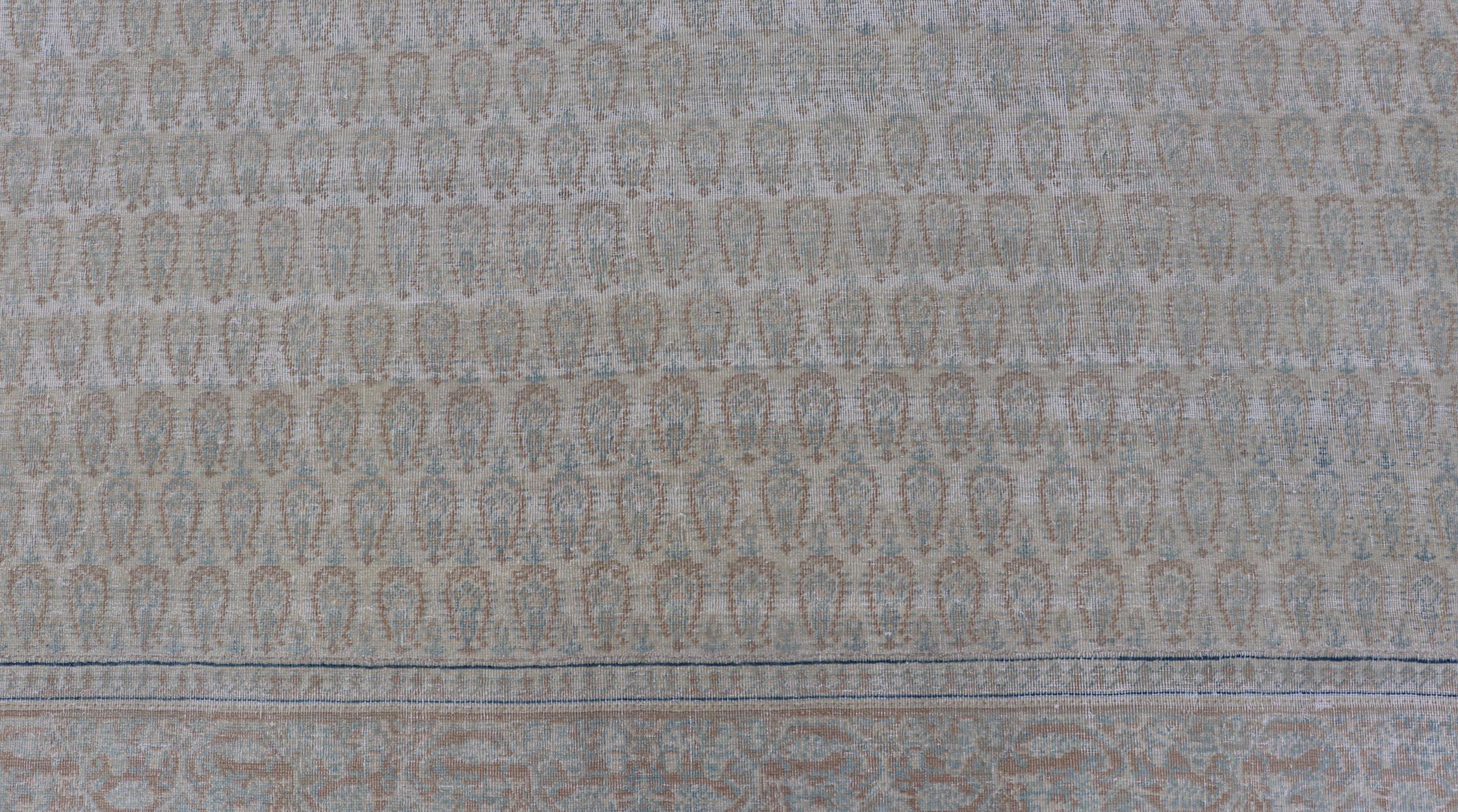 Tapis persan ancien de Tabriz avec de petits motifs tribaux dans des tons sourds en vente 7