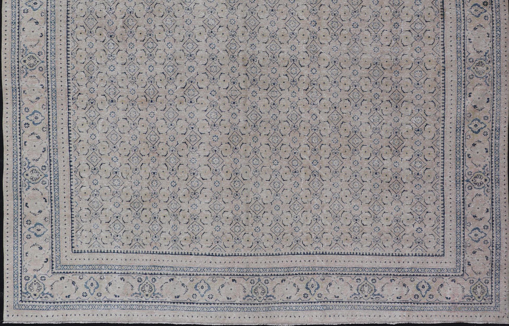 Tapis persan ancien de Tabriz avec de petits motifs tribaux dans des tons sourds en vente 7