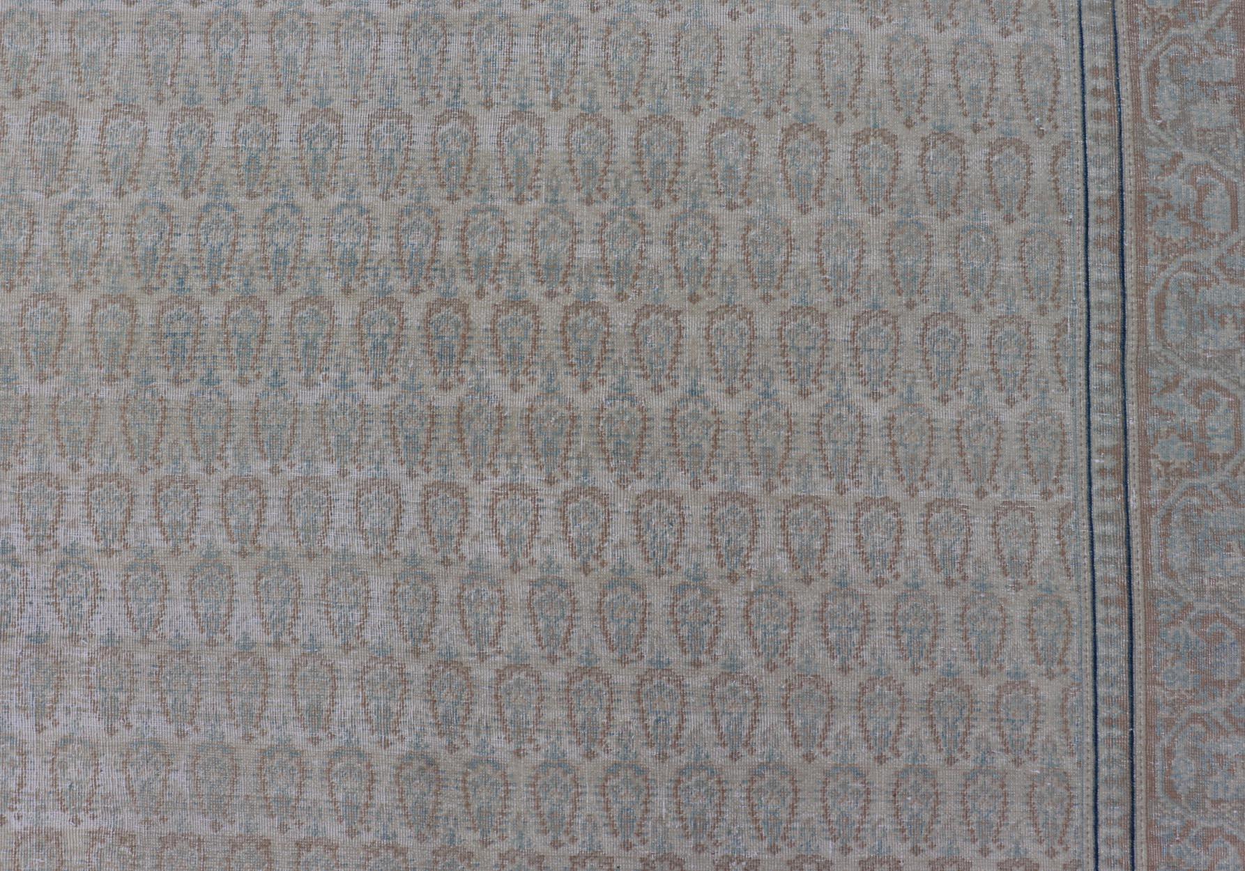 Tapis persan ancien de Tabriz avec de petits motifs tribaux dans des tons sourds en vente 8