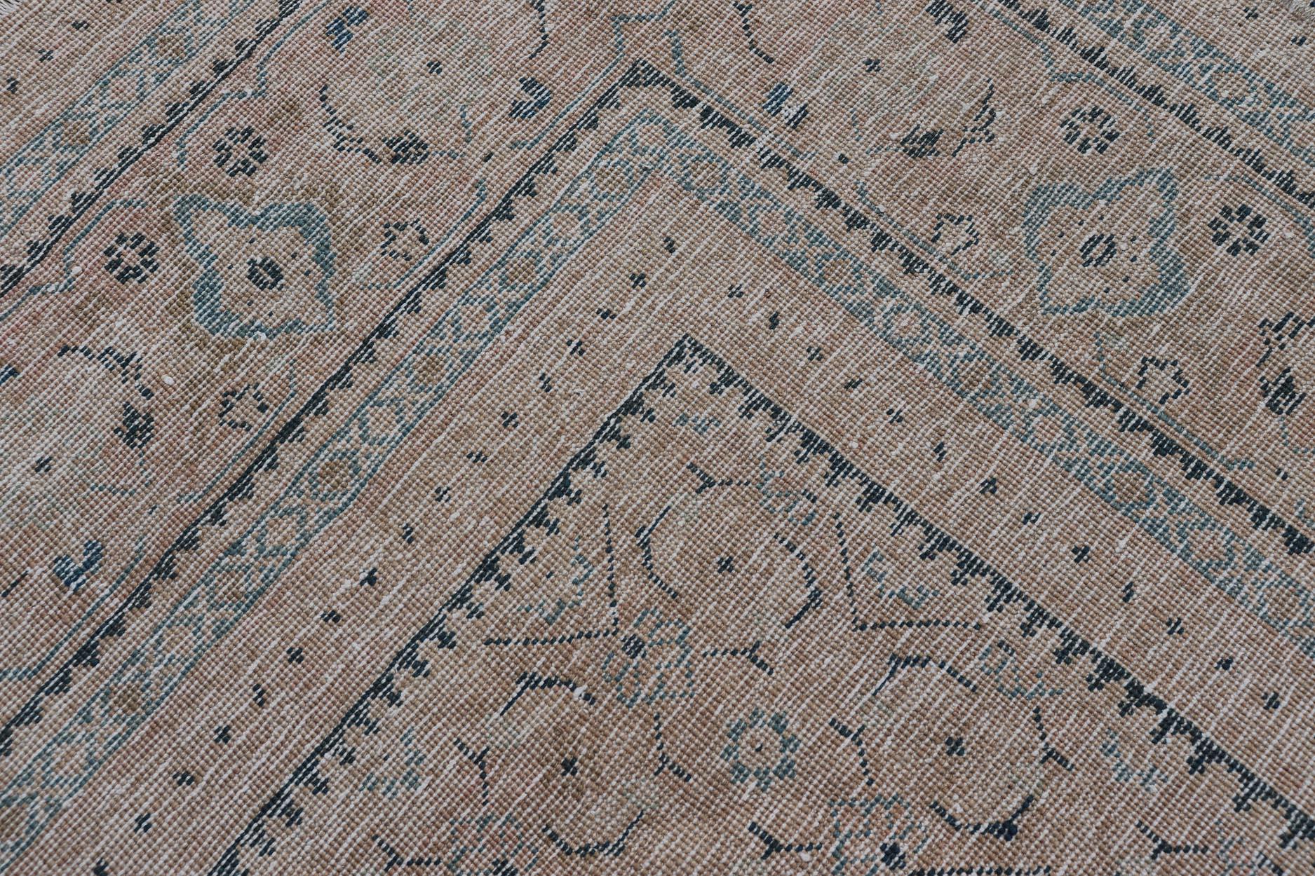 Tapis persan ancien de Tabriz avec de petits motifs tribaux dans des tons sourds en vente 8