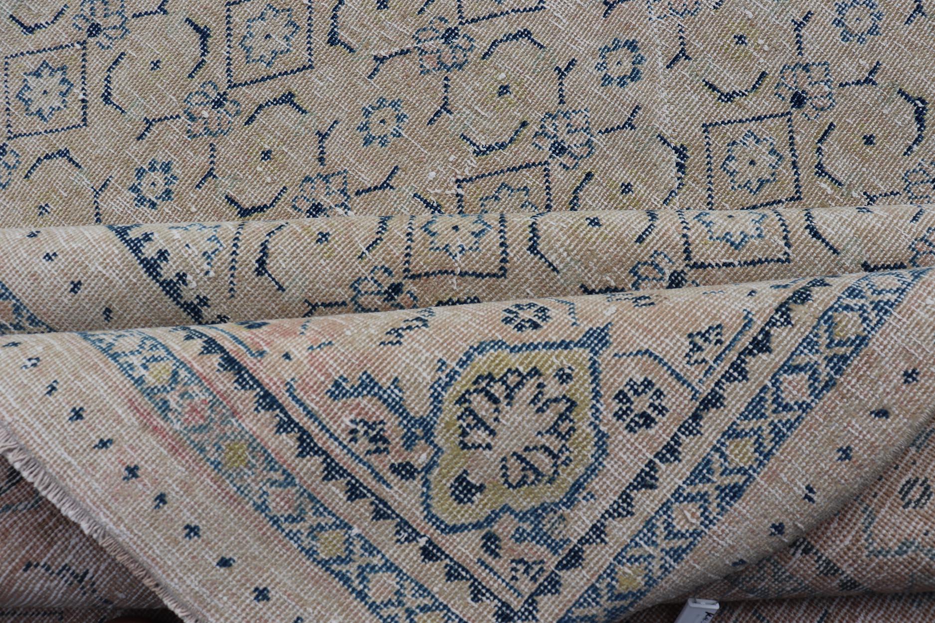 Tapis persan ancien de Tabriz avec de petits motifs tribaux dans des tons sourds en vente 9