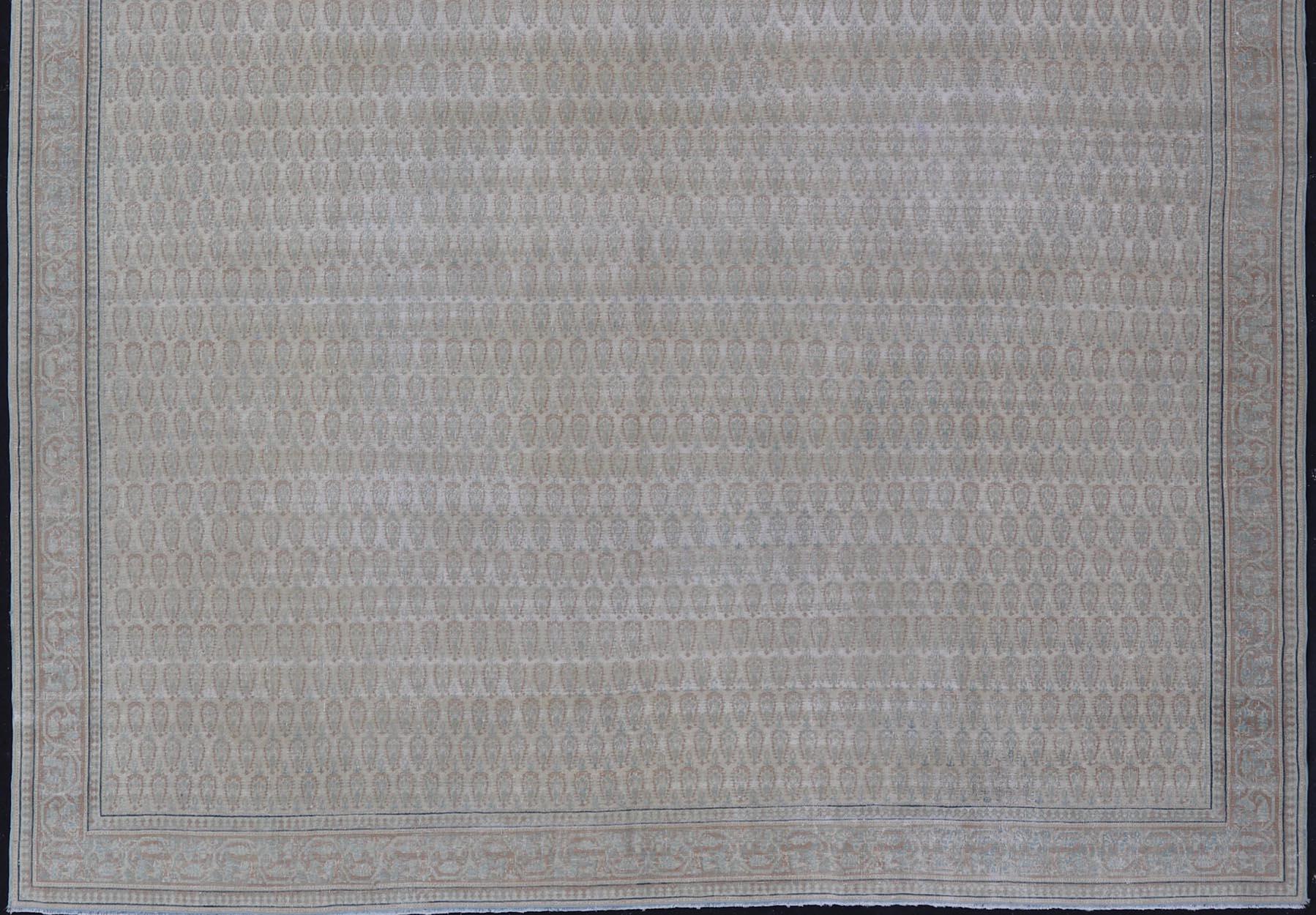 Tapis persan ancien de Tabriz avec de petits motifs tribaux dans des tons sourds en vente 12