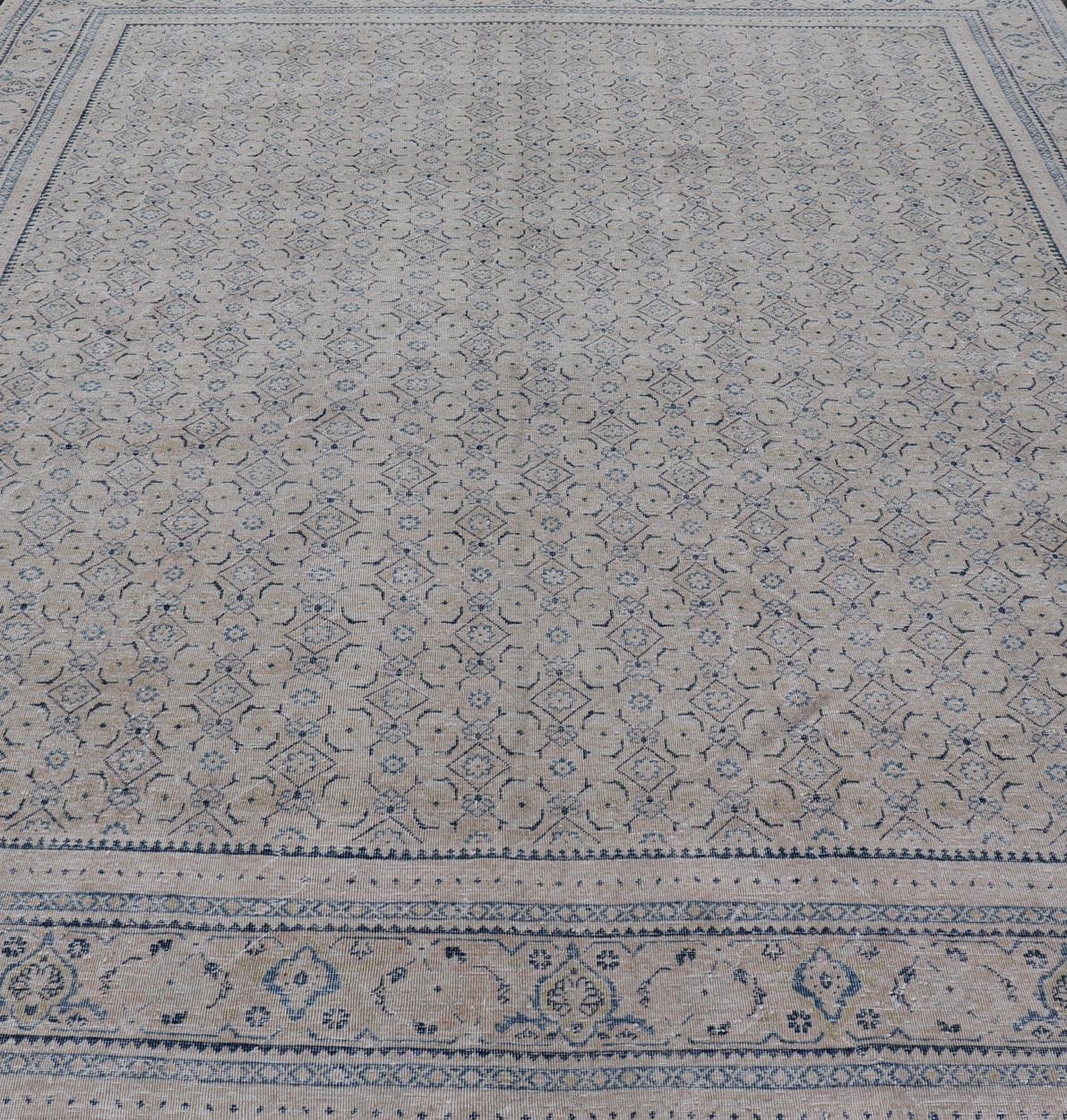 Mesures : 10'2 x 13'6 
Ancien tapis persan Tabriz avec un petit design tribal dans des tons sourds. Keivan Woven Arts / tapis EN-15181, pays d'origine / type : Persan / Tabriz, vers le début du 20e siècle.

Ce tapis de Tabriz présente une bordure