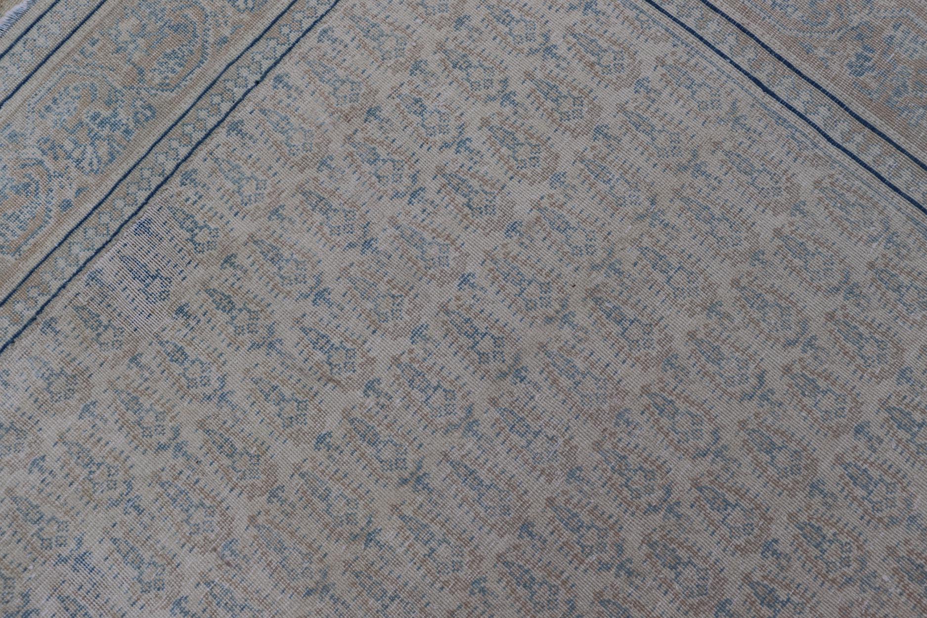 Tapis persan ancien de Tabriz avec de petits motifs tribaux dans des tons sourds en vente 13