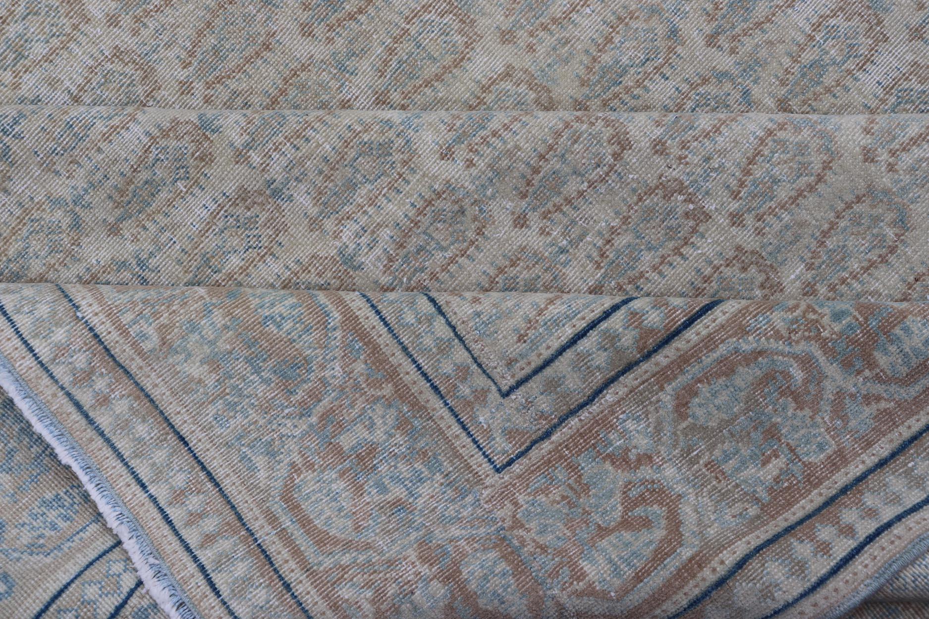 Tapis persan ancien de Tabriz avec de petits motifs tribaux dans des tons sourds en vente 18