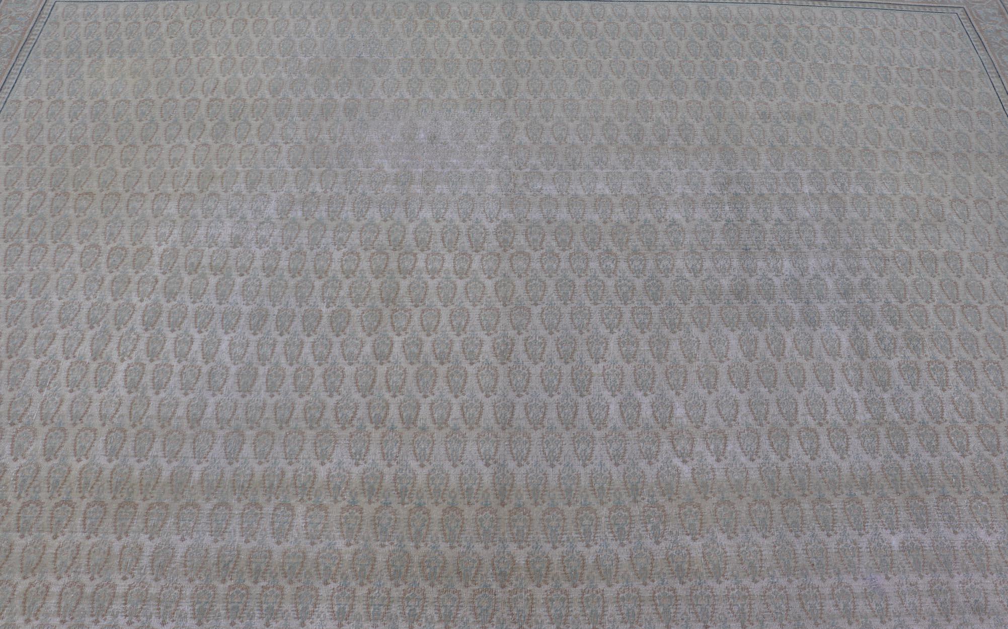 Perse Tapis persan ancien de Tabriz avec de petits motifs tribaux dans des tons sourds en vente