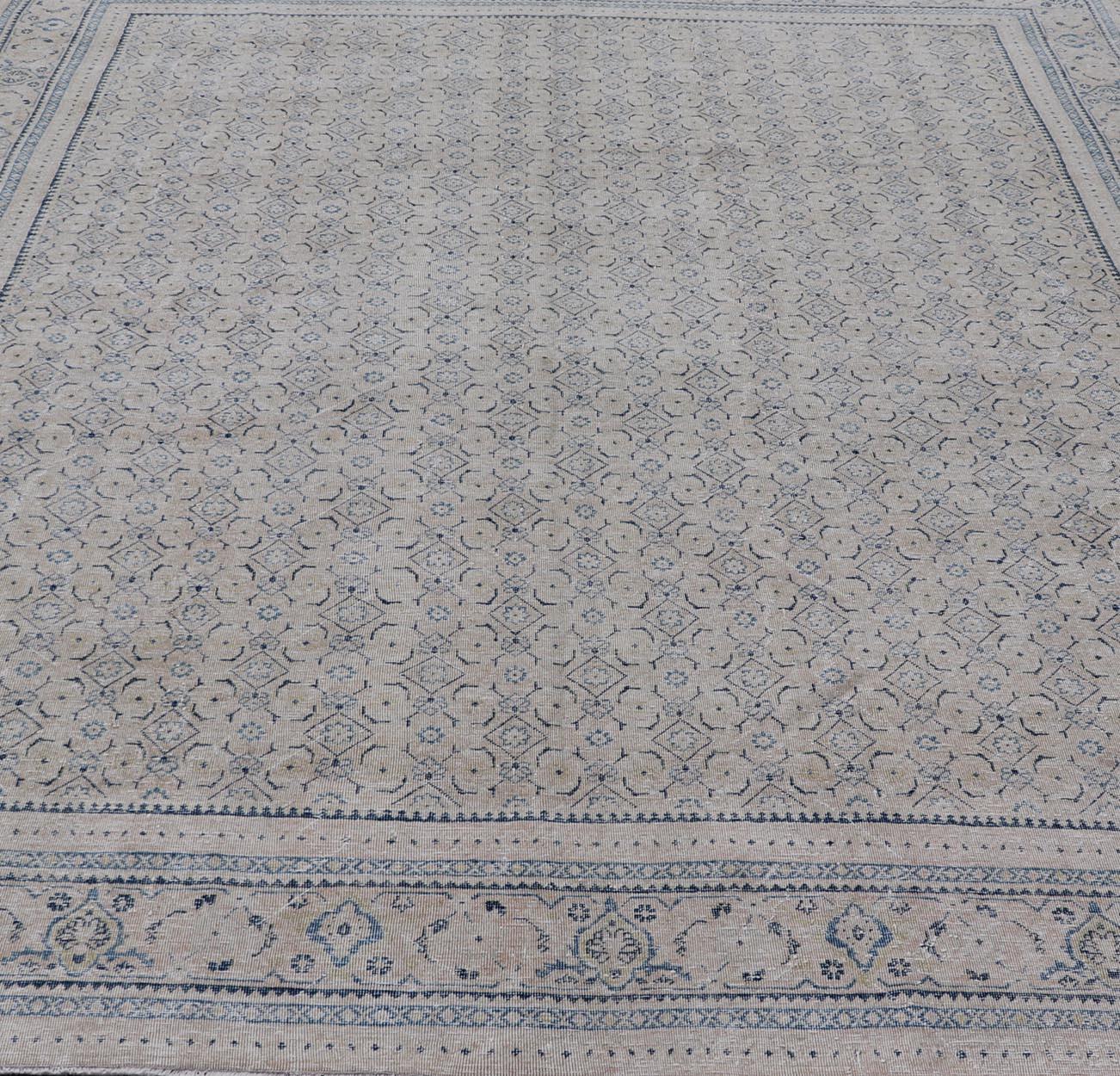 Perse Tapis persan ancien de Tabriz avec de petits motifs tribaux dans des tons sourds en vente