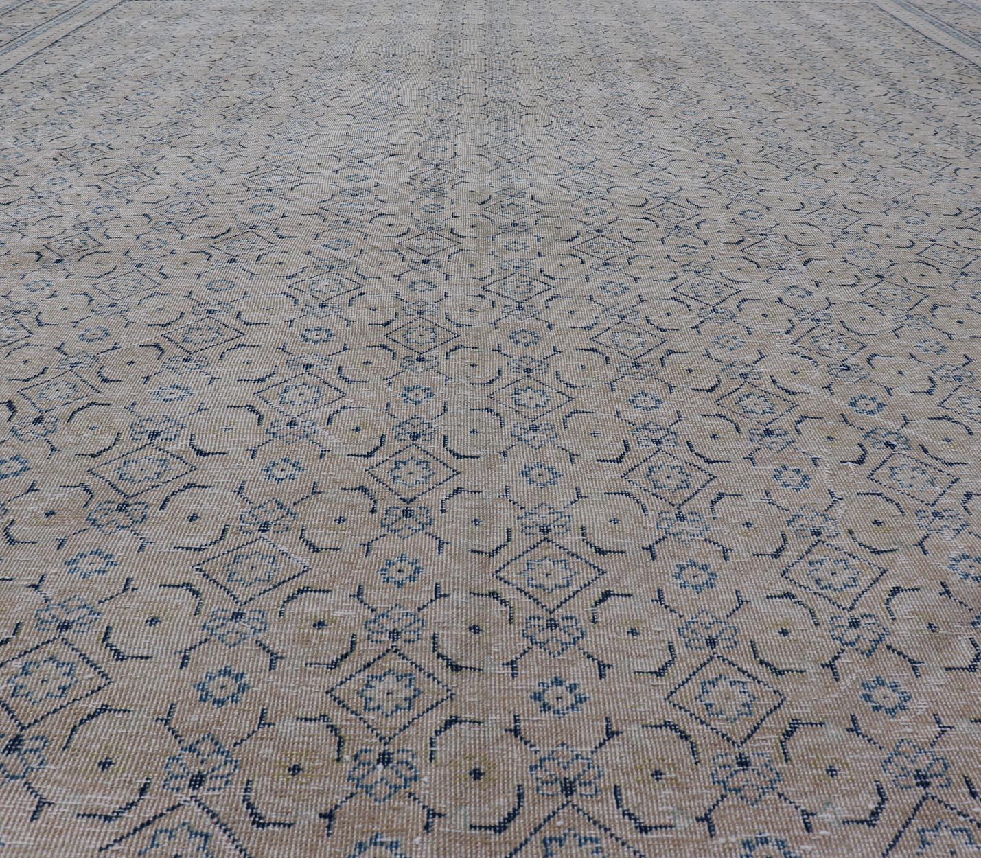 Noué à la main Tapis persan ancien de Tabriz avec de petits motifs tribaux dans des tons sourds en vente