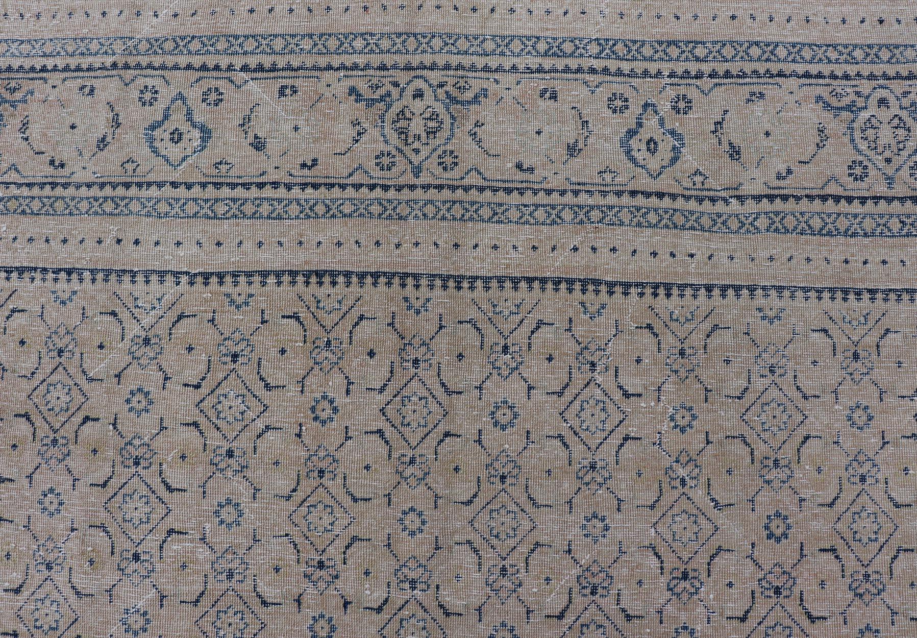 20ième siècle Tapis persan ancien de Tabriz avec de petits motifs tribaux dans des tons sourds en vente